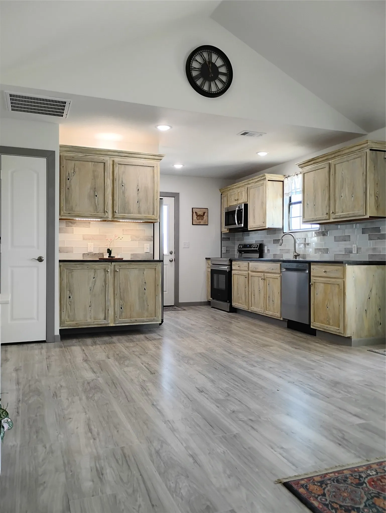 Single Family Residence For Sale in Van Zandt County , 1999 County Road 3103, Edgewood, Texas 75117, 3 Bedroom, 2 Bathroom, Garage spaces, 1,300 Sqft, built in 2025, mls#21389371, Real Estate Agent in Edgewood, Homes For Sale in Van Zandt county, Homes For Sale in Edgewood, Realtor in Edgewood Texas, Real Estate Brokerage Independent Realty Texas, Luminita Cordes Realtor