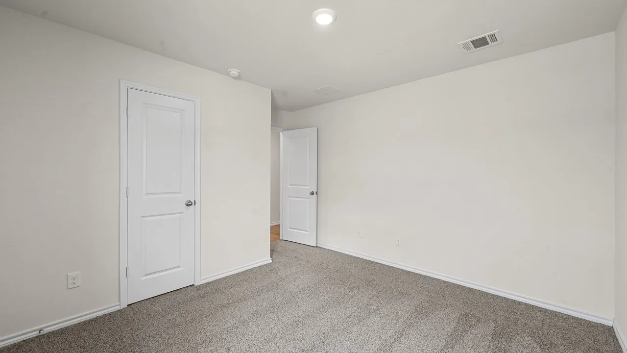 Neutral wall paint with carpet flooring