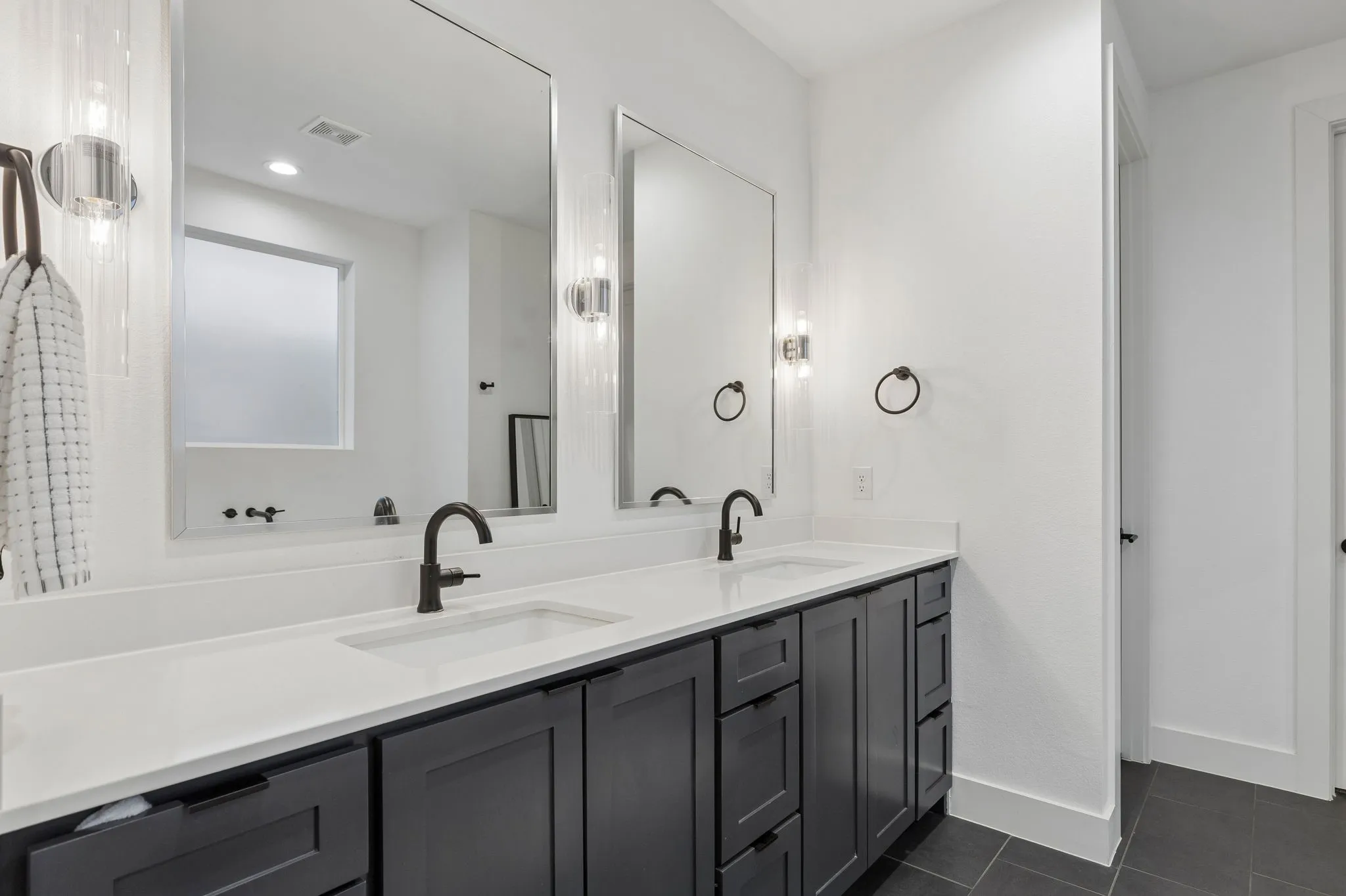 Single Family Residence For Sale in Dallas County , 1112 Muncie Avenue, Dallas, Texas 75212, 4 Bedroom, 2 Bathroom, 2 Garage spaces, 1,992 Sqft, built in 2021, mls#21389399, Real Estate Agent in Dallas, Homes For Sale in Dallas county, Homes For Sale in Dallas, Realtor in Dallas Texas, Real Estate Brokerage Independent Realty Texas, Luminita Cordes Realtor