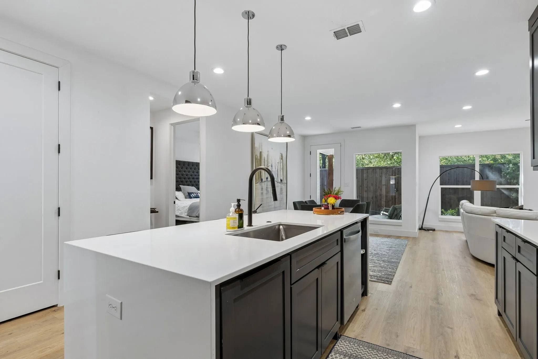 Single Family Residence For Sale in Dallas County , 1112 Muncie Avenue, Dallas, Texas 75212, 4 Bedroom, 2 Bathroom, 2 Garage spaces, 1,992 Sqft, built in 2021, mls#21389399, Real Estate Agent in Dallas, Homes For Sale in Dallas county, Homes For Sale in Dallas, Realtor in Dallas Texas, Real Estate Brokerage Independent Realty Texas, Luminita Cordes Realtor