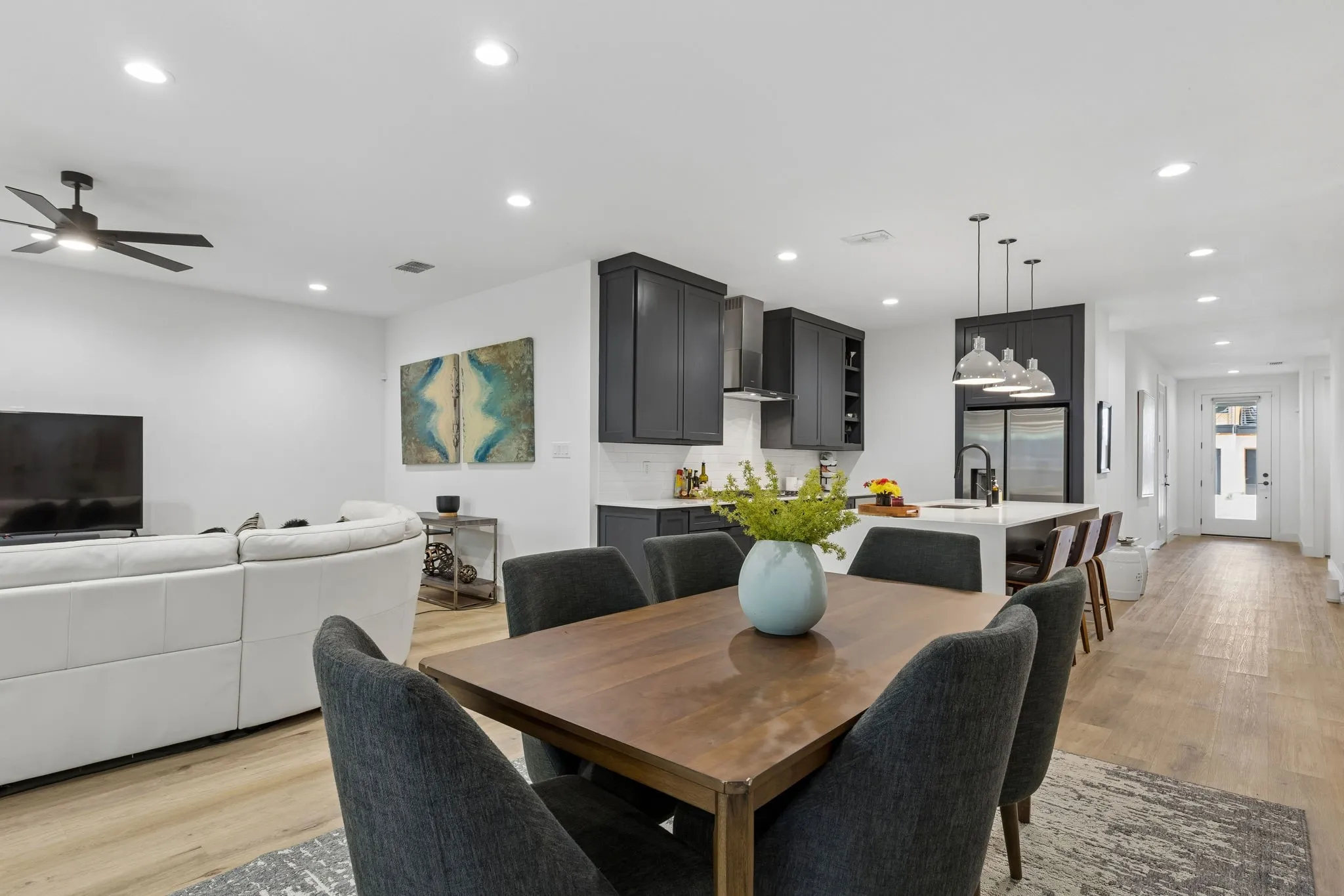 Single Family Residence For Sale in Dallas County , 1112 Muncie Avenue, Dallas, Texas 75212, 4 Bedroom, 2 Bathroom, 2 Garage spaces, 1,992 Sqft, built in 2021, mls#21389399, Real Estate Agent in Dallas, Homes For Sale in Dallas county, Homes For Sale in Dallas, Realtor in Dallas Texas, Real Estate Brokerage Independent Realty Texas, Luminita Cordes Realtor