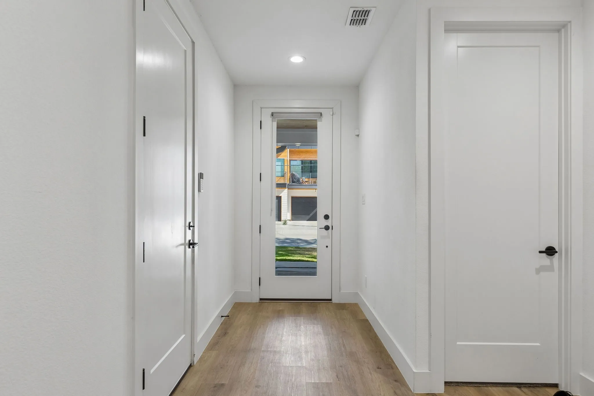 Single Family Residence For Sale in Dallas County , 1112 Muncie Avenue, Dallas, Texas 75212, 4 Bedroom, 2 Bathroom, 2 Garage spaces, 1,992 Sqft, built in 2021, mls#21389399, Real Estate Agent in Dallas, Homes For Sale in Dallas county, Homes For Sale in Dallas, Realtor in Dallas Texas, Real Estate Brokerage Independent Realty Texas, Luminita Cordes Realtor