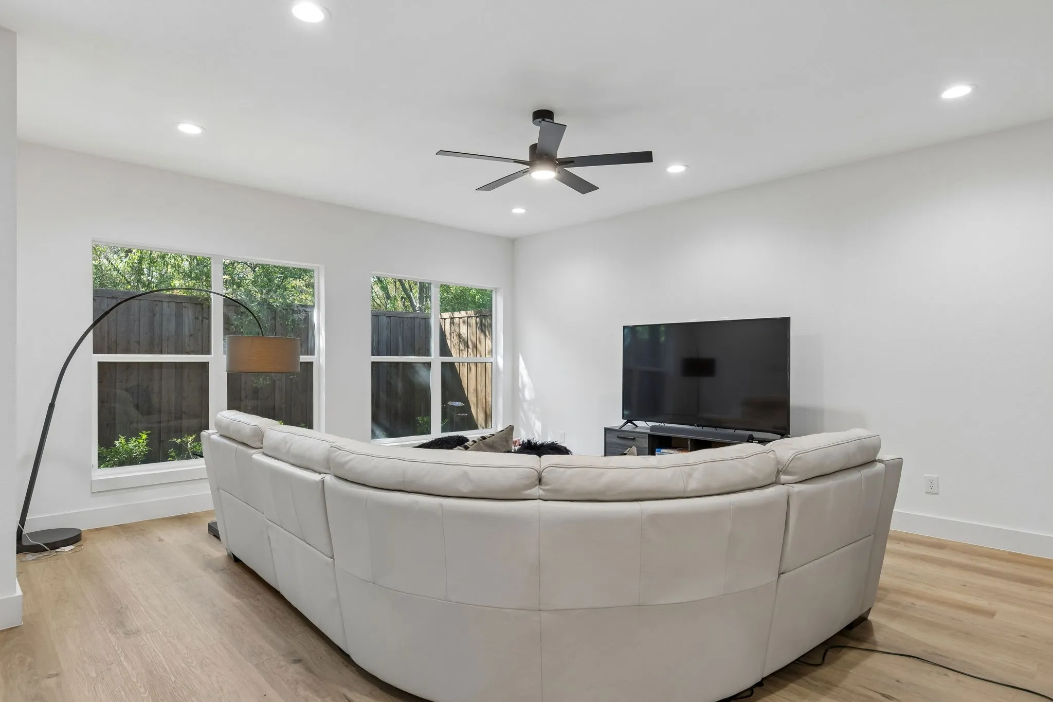 Single Family Residence For Sale in Dallas County , 1112 Muncie Avenue, Dallas, Texas 75212, 4 Bedroom, 2 Bathroom, 2 Garage spaces, 1,992 Sqft, built in 2021, mls#21389399, Real Estate Agent in Dallas, Homes For Sale in Dallas county, Homes For Sale in Dallas, Realtor in Dallas Texas, Real Estate Brokerage Independent Realty Texas, Luminita Cordes Realtor