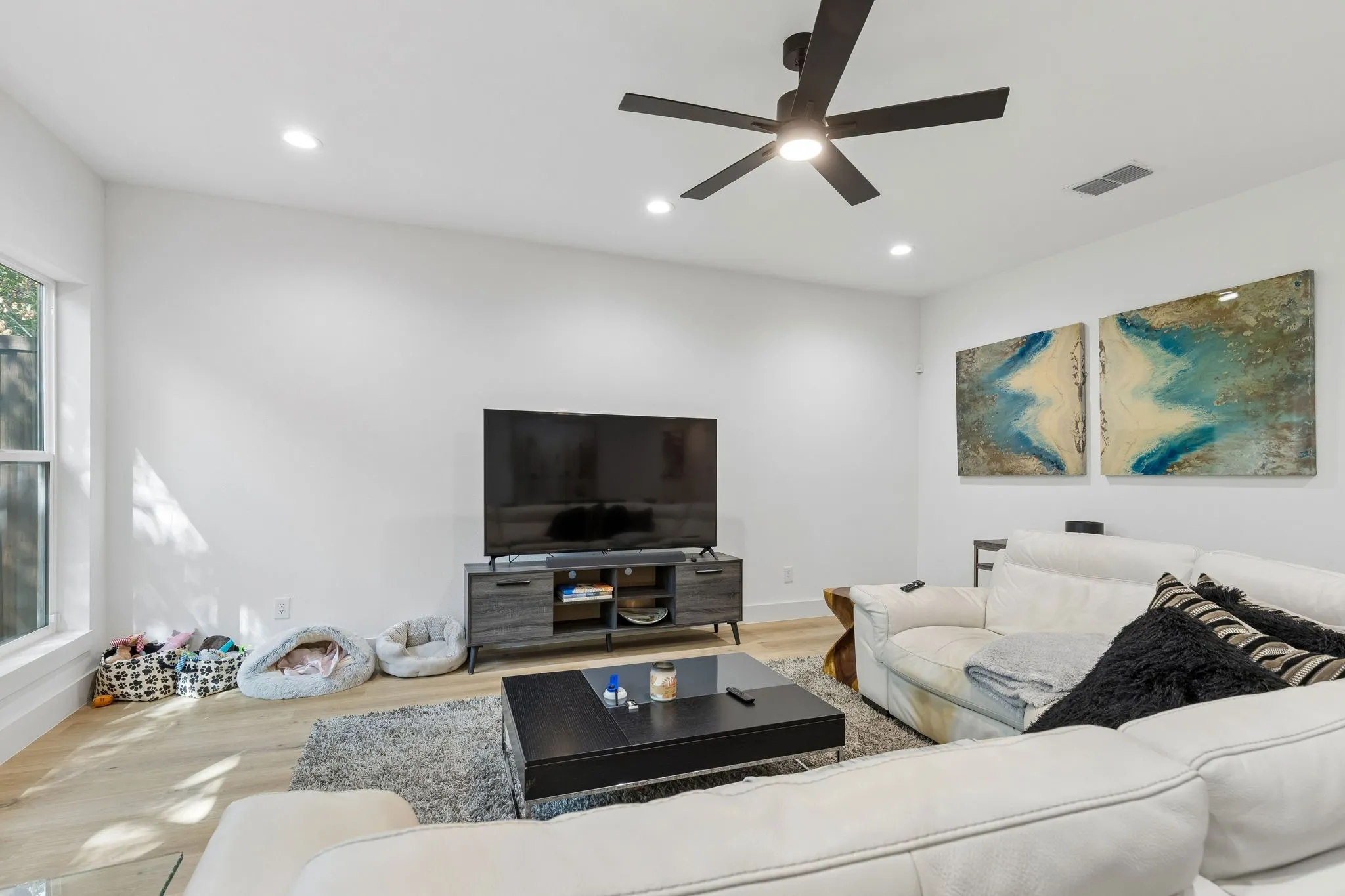 Single Family Residence For Sale in Dallas County , 1112 Muncie Avenue, Dallas, Texas 75212, 4 Bedroom, 2 Bathroom, 2 Garage spaces, 1,992 Sqft, built in 2021, mls#21389399, Real Estate Agent in Dallas, Homes For Sale in Dallas county, Homes For Sale in Dallas, Realtor in Dallas Texas, Real Estate Brokerage Independent Realty Texas, Luminita Cordes Realtor