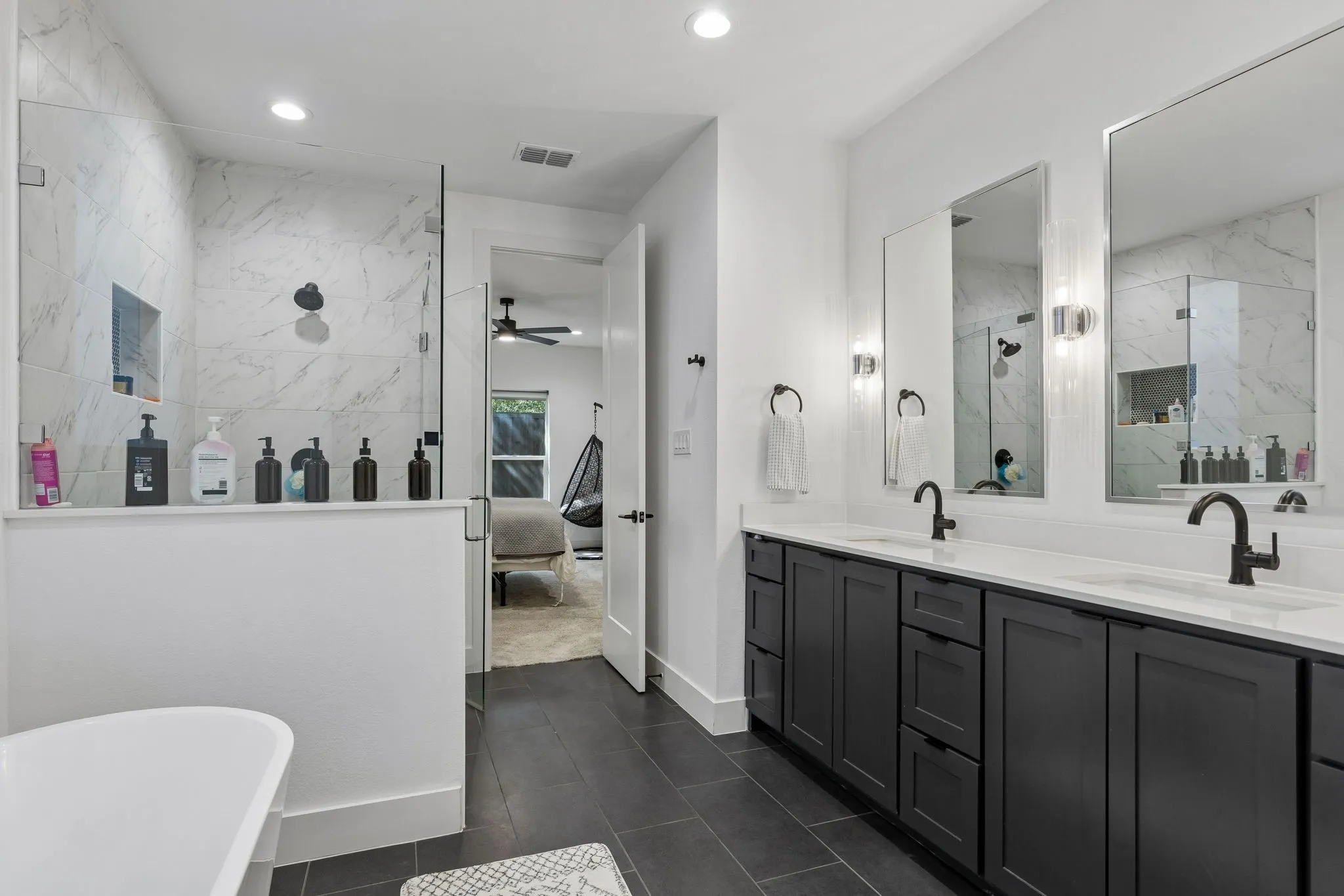 Single Family Residence For Sale in Dallas County , 1112 Muncie Avenue, Dallas, Texas 75212, 4 Bedroom, 2 Bathroom, 2 Garage spaces, 1,992 Sqft, built in 2021, mls#21389399, Real Estate Agent in Dallas, Homes For Sale in Dallas county, Homes For Sale in Dallas, Realtor in Dallas Texas, Real Estate Brokerage Independent Realty Texas, Luminita Cordes Realtor