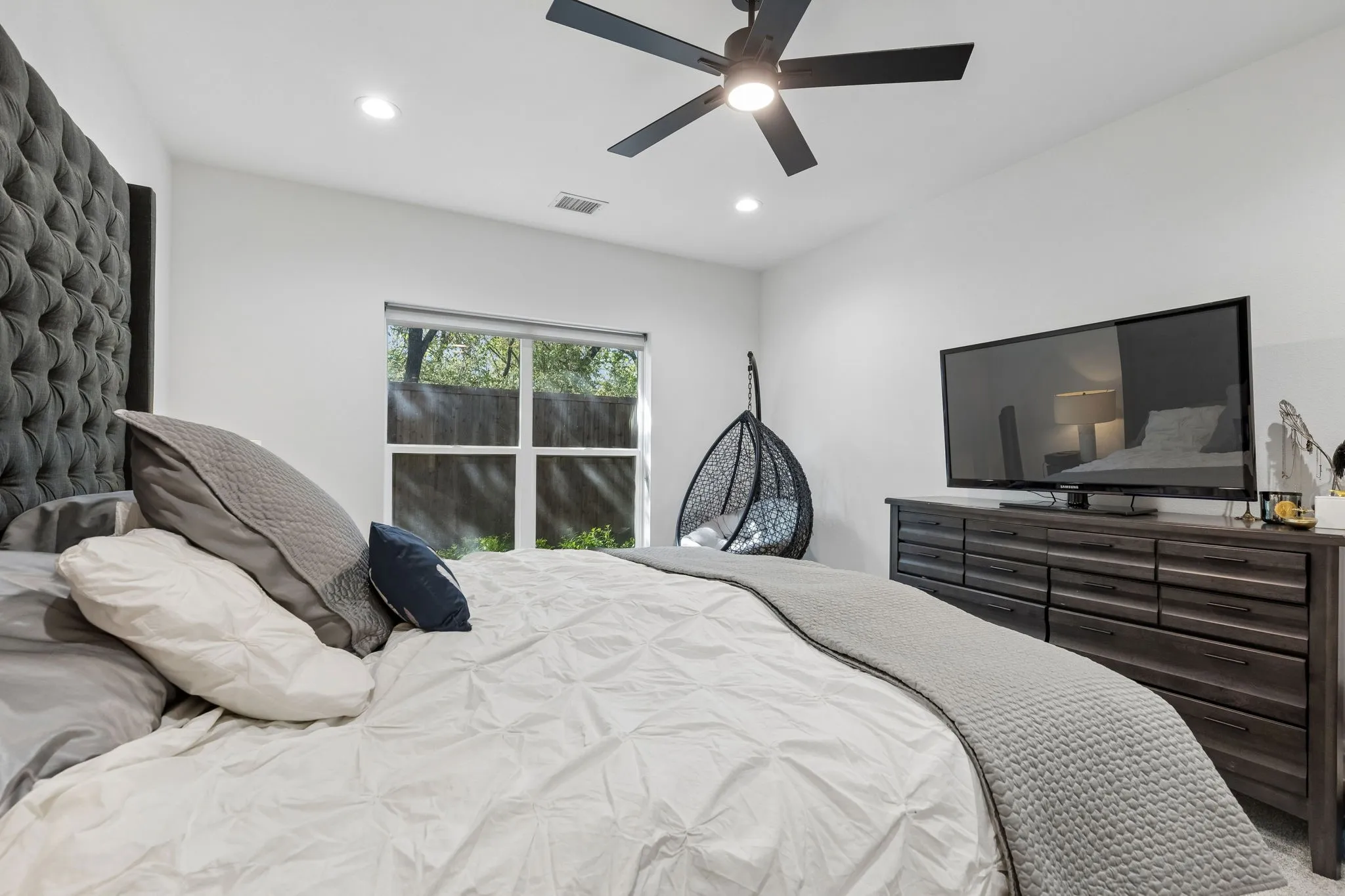Single Family Residence For Sale in Dallas County , 1112 Muncie Avenue, Dallas, Texas 75212, 4 Bedroom, 2 Bathroom, 2 Garage spaces, 1,992 Sqft, built in 2021, mls#21389399, Real Estate Agent in Dallas, Homes For Sale in Dallas county, Homes For Sale in Dallas, Realtor in Dallas Texas, Real Estate Brokerage Independent Realty Texas, Luminita Cordes Realtor
