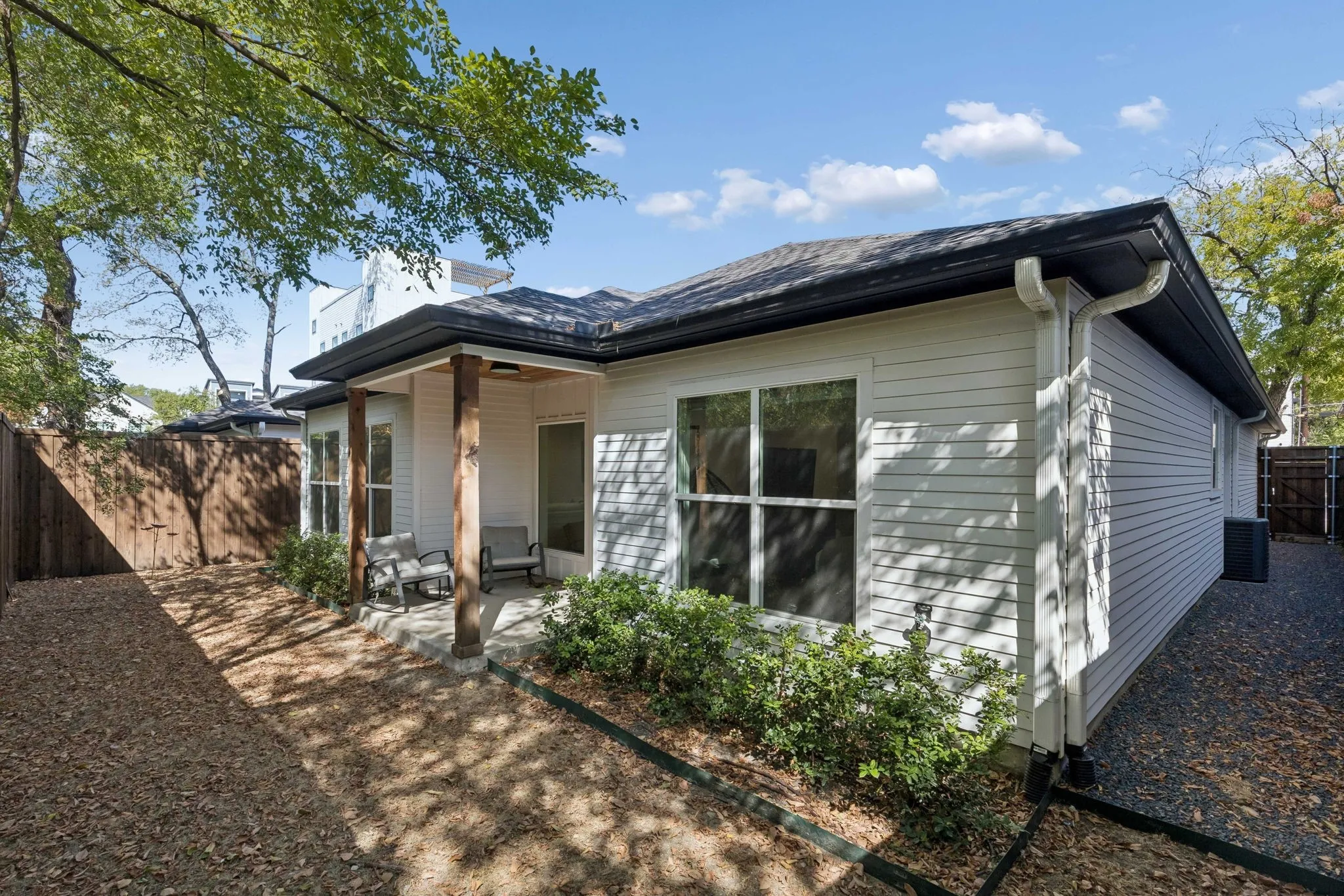 Single Family Residence For Sale in Dallas County , 1112 Muncie Avenue, Dallas, Texas 75212, 4 Bedroom, 2 Bathroom, 2 Garage spaces, 1,992 Sqft, built in 2021, mls#21389399, Real Estate Agent in Dallas, Homes For Sale in Dallas county, Homes For Sale in Dallas, Realtor in Dallas Texas, Real Estate Brokerage Independent Realty Texas, Luminita Cordes Realtor