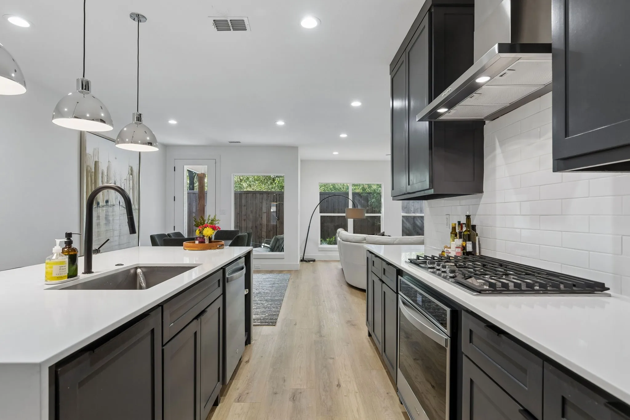 Single Family Residence For Sale in Dallas County , 1112 Muncie Avenue, Dallas, Texas 75212, 4 Bedroom, 2 Bathroom, 2 Garage spaces, 1,992 Sqft, built in 2021, mls#21389399, Real Estate Agent in Dallas, Homes For Sale in Dallas county, Homes For Sale in Dallas, Realtor in Dallas Texas, Real Estate Brokerage Independent Realty Texas, Luminita Cordes Realtor