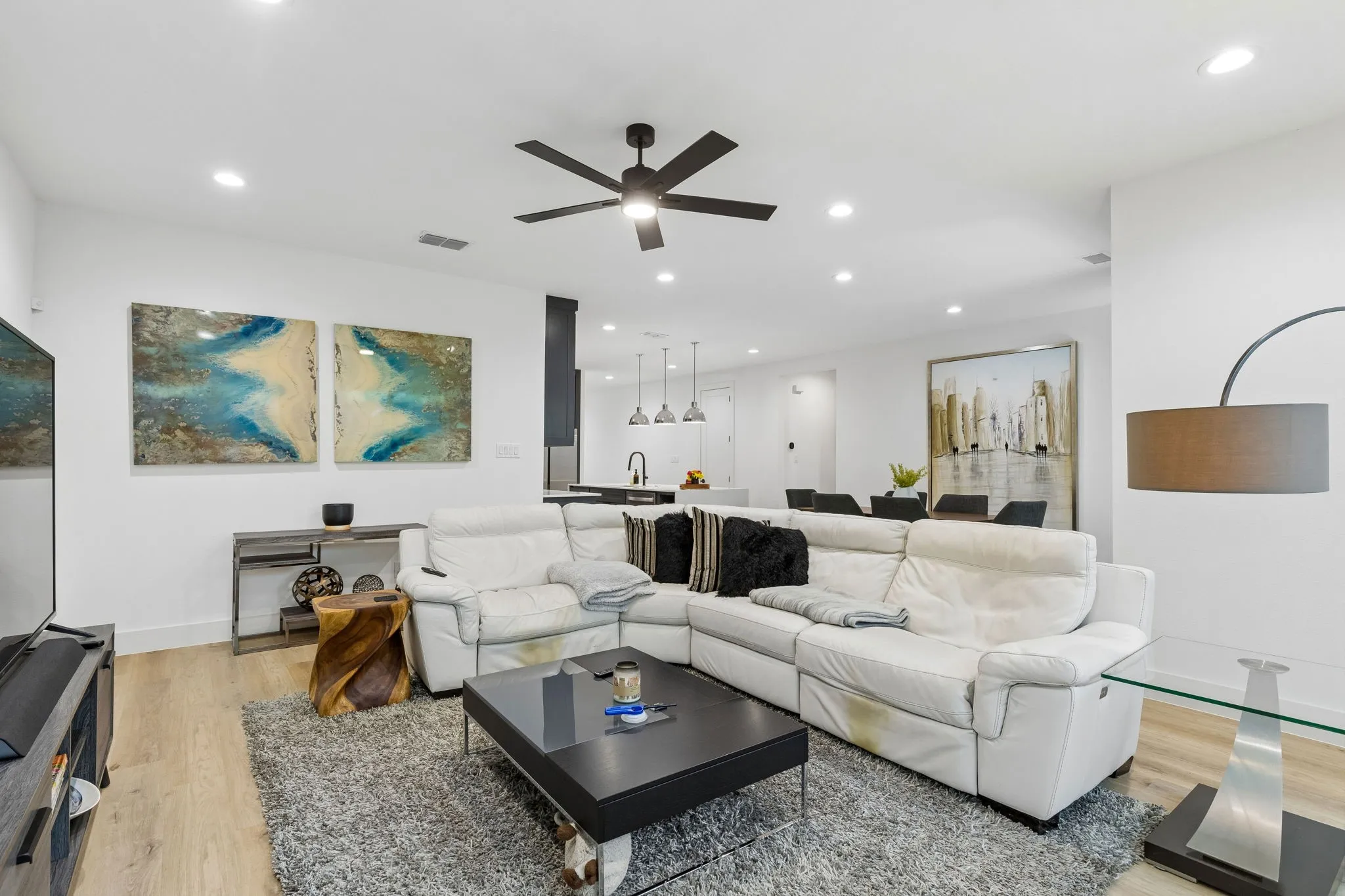 Single Family Residence For Sale in Dallas County , 1112 Muncie Avenue, Dallas, Texas 75212, 4 Bedroom, 2 Bathroom, 2 Garage spaces, 1,992 Sqft, built in 2021, mls#21389399, Real Estate Agent in Dallas, Homes For Sale in Dallas county, Homes For Sale in Dallas, Realtor in Dallas Texas, Real Estate Brokerage Independent Realty Texas, Luminita Cordes Realtor