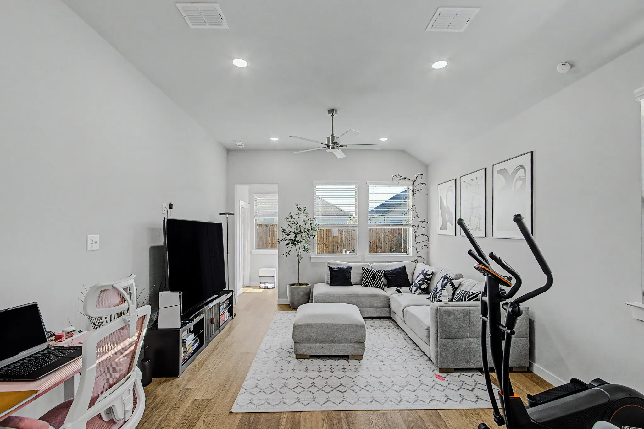 Single Family Residence For Rent in Collin County , 415 Travine Drive, Princeton, Texas 75071, 3 Bedroom, 2 Bathroom, 2 Garage spaces, 1,973 Sqft, built in 2024, mls#21389432, Real Estate Agent in Princeton, Homes For Rent in Collin county, Homes For Rent in Princeton, Realtor in Princeton Texas, Real Estate Brokerage Independent Realty Texas, Luminita Cordes Realtor