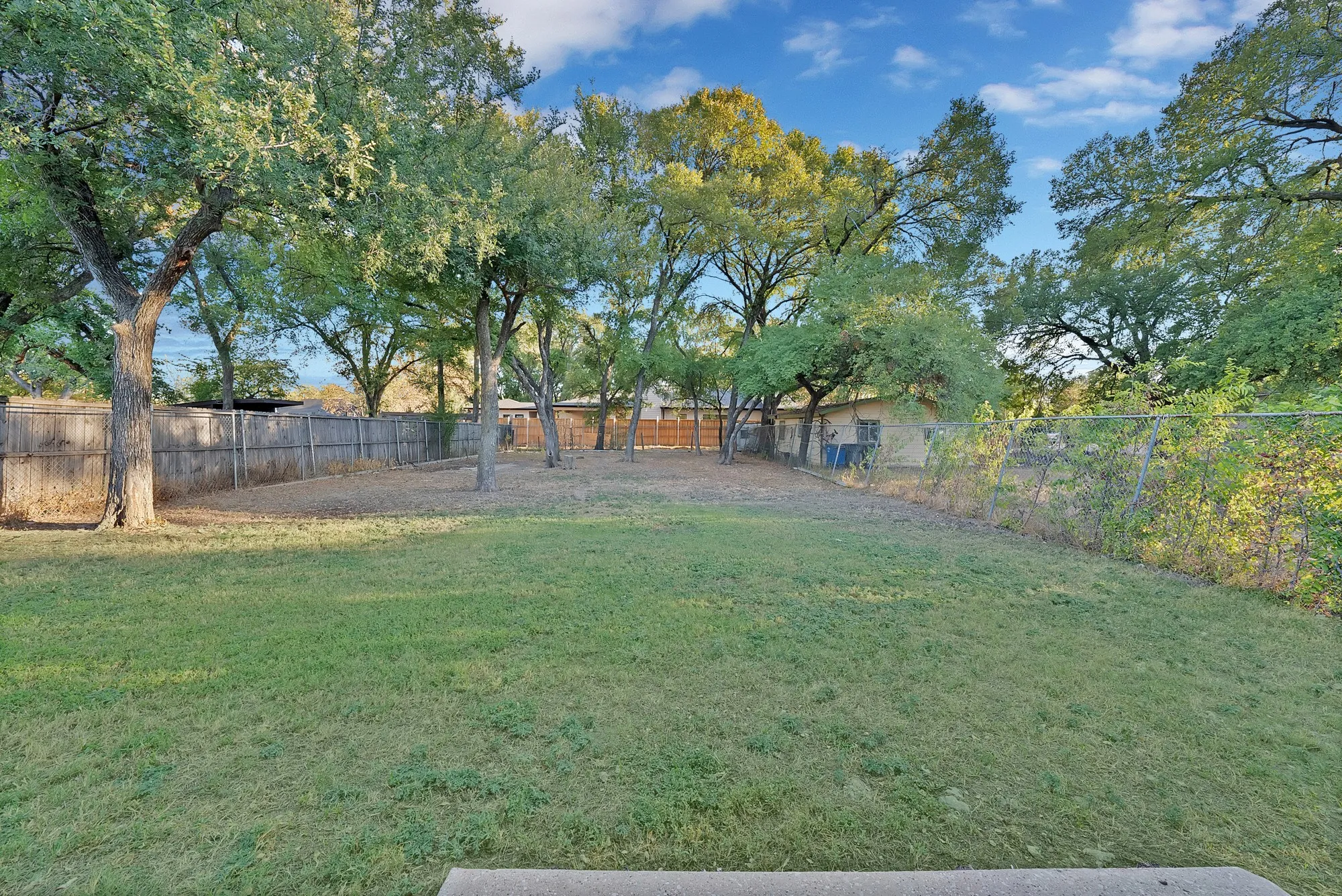 Single Family Residence For Sale in Dallas County , 3022 Canada Drive, Dallas, Texas 75212, 4 Bedroom, 2 Bathroom, 2 Garage spaces, 1,622 Sqft, built in 2005, mls#21389319, Real Estate Agent in Dallas, Homes For Sale in Dallas county, Homes For Sale in Dallas, Realtor in Dallas Texas, Real Estate Brokerage Independent Realty Texas, Luminita Cordes Realtor