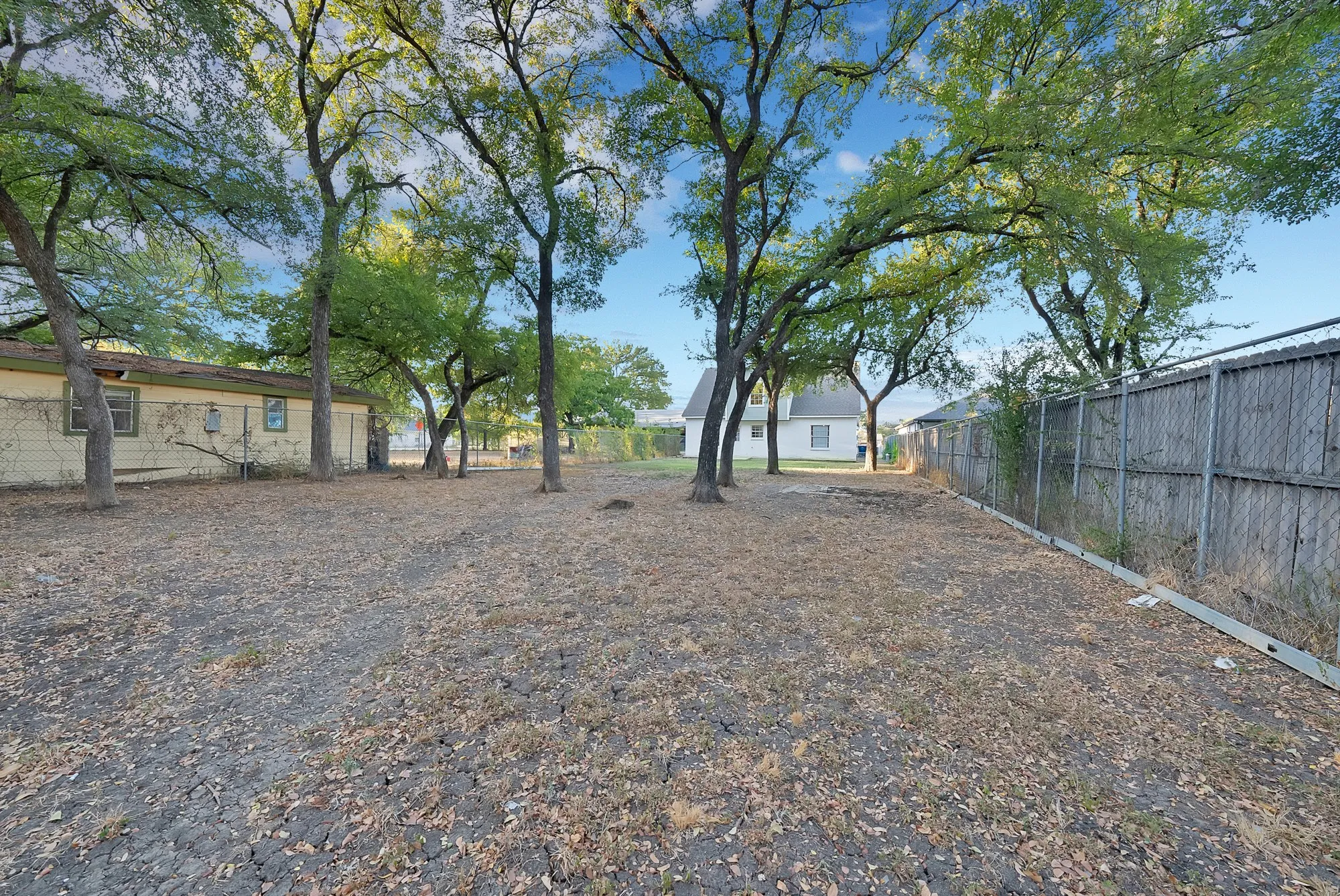 Single Family Residence For Sale in Dallas County , 3022 Canada Drive, Dallas, Texas 75212, 4 Bedroom, 2 Bathroom, 2 Garage spaces, 1,622 Sqft, built in 2005, mls#21389319, Real Estate Agent in Dallas, Homes For Sale in Dallas county, Homes For Sale in Dallas, Realtor in Dallas Texas, Real Estate Brokerage Independent Realty Texas, Luminita Cordes Realtor