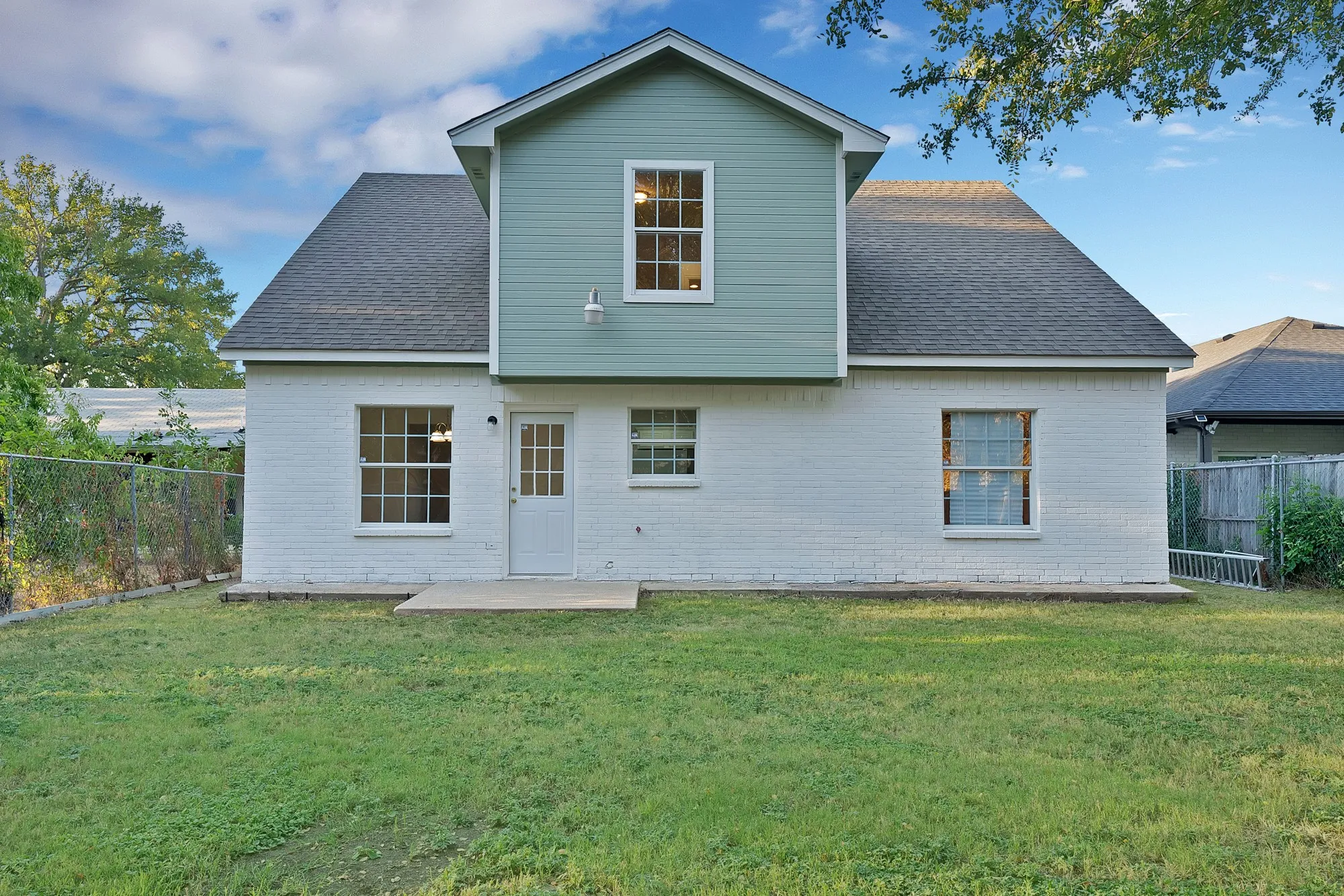 Single Family Residence For Sale in Dallas County , 3022 Canada Drive, Dallas, Texas 75212, 4 Bedroom, 2 Bathroom, 2 Garage spaces, 1,622 Sqft, built in 2005, mls#21389319, Real Estate Agent in Dallas, Homes For Sale in Dallas county, Homes For Sale in Dallas, Realtor in Dallas Texas, Real Estate Brokerage Independent Realty Texas, Luminita Cordes Realtor