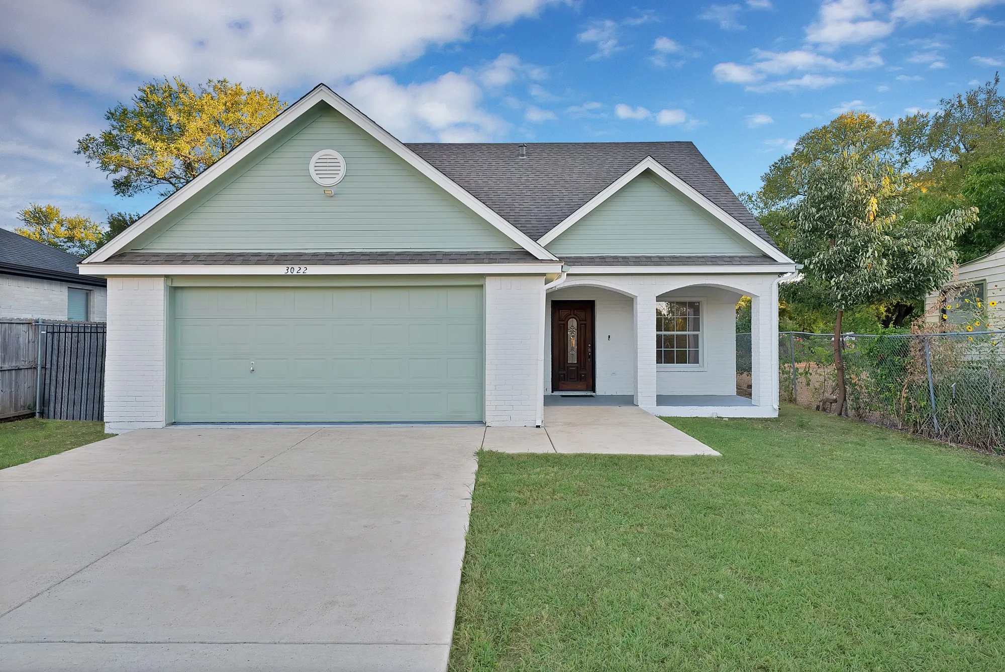 Single Family Residence For Sale in Dallas County , 3022 Canada Drive, Dallas, Texas 75212, 4 Bedroom, 2 Bathroom, 2 Garage spaces, 1,622 Sqft, built in 2005, mls#21389319, Real Estate Agent in Dallas, Homes For Sale in Dallas county, Homes For Sale in Dallas, Realtor in Dallas Texas, Real Estate Brokerage Independent Realty Texas, Luminita Cordes Realtor