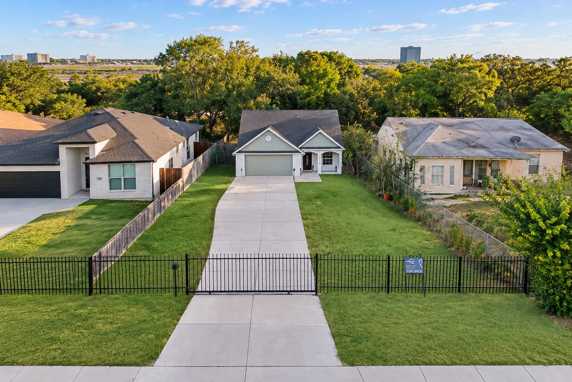 Single Family Residence For Sale in Dallas County , 3022 Canada Drive, Dallas, Texas 75212, 4 Bedroom, 2 Bathroom, 2 Garage spaces, 1,622 Sqft, built in 2005, mls#21389319, Real Estate Agent in Dallas, Homes For Sale in Dallas county, Homes For Sale in Dallas, Realtor in Dallas Texas, Real Estate Brokerage Independent Realty Texas, Luminita Cordes Realtor