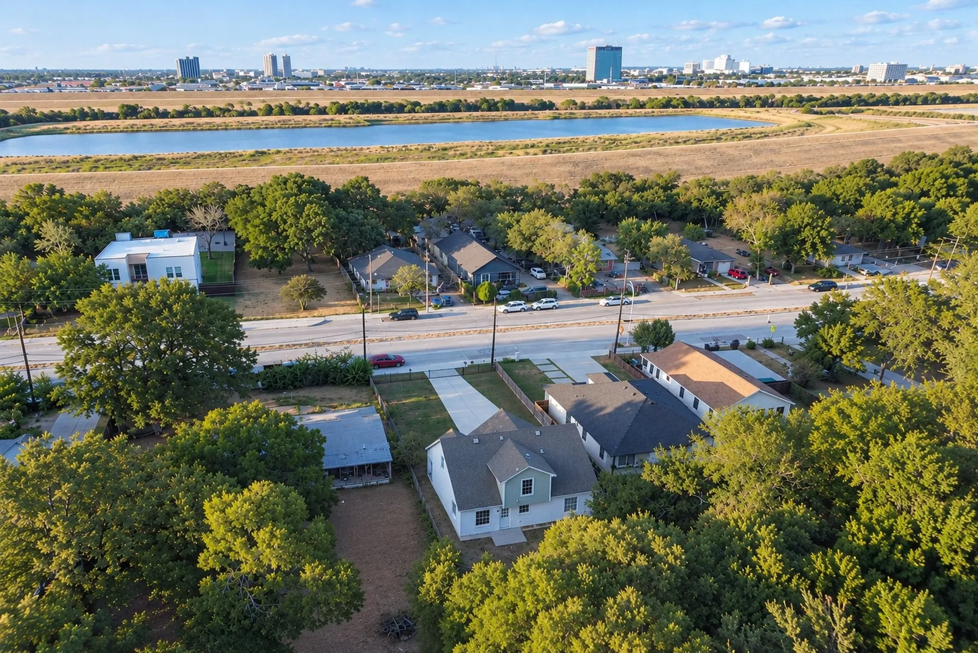 Single Family Residence For Sale in Dallas County , 3022 Canada Drive, Dallas, Texas 75212, 4 Bedroom, 2 Bathroom, 2 Garage spaces, 1,622 Sqft, built in 2005, mls#21389319, Real Estate Agent in Dallas, Homes For Sale in Dallas county, Homes For Sale in Dallas, Realtor in Dallas Texas, Real Estate Brokerage Independent Realty Texas, Luminita Cordes Realtor