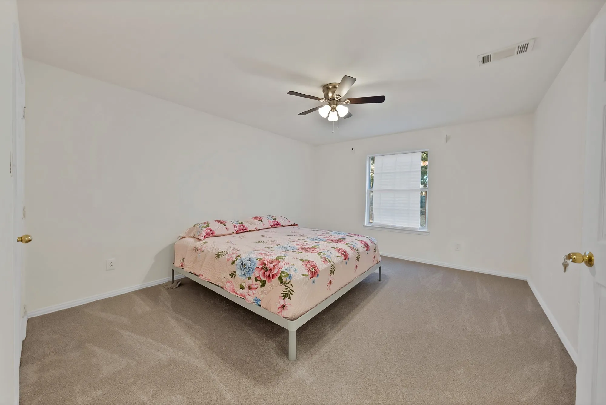 Single Family Residence For Sale in Dallas County , 3022 Canada Drive, Dallas, Texas 75212, 4 Bedroom, 2 Bathroom, 2 Garage spaces, 1,622 Sqft, built in 2005, mls#21389319, Real Estate Agent in Dallas, Homes For Sale in Dallas county, Homes For Sale in Dallas, Realtor in Dallas Texas, Real Estate Brokerage Independent Realty Texas, Luminita Cordes Realtor