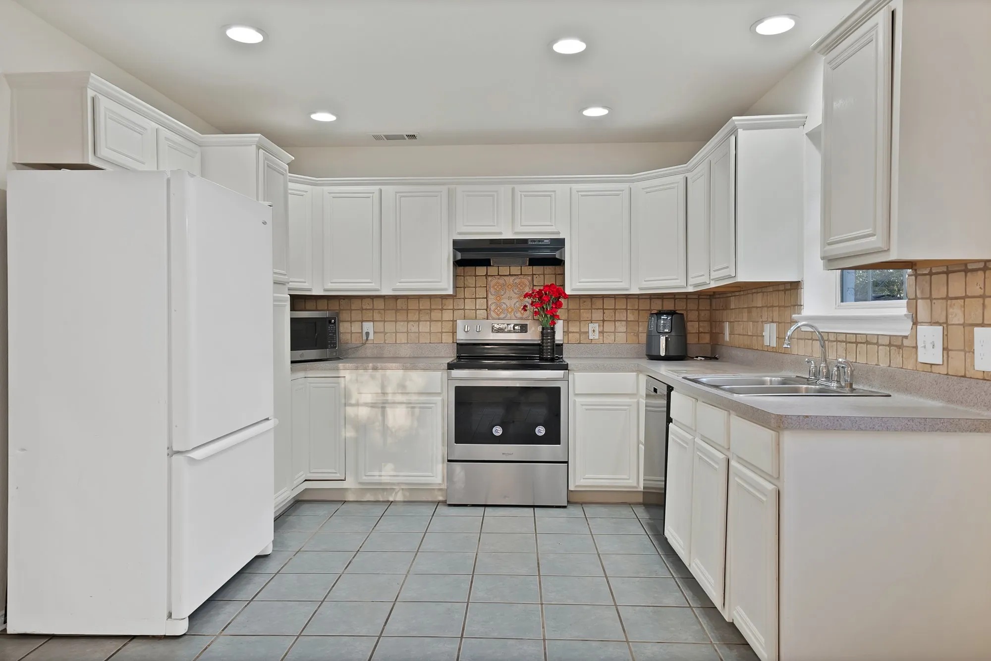 Single Family Residence For Sale in Dallas County , 3022 Canada Drive, Dallas, Texas 75212, 4 Bedroom, 2 Bathroom, 2 Garage spaces, 1,622 Sqft, built in 2005, mls#21389319, Real Estate Agent in Dallas, Homes For Sale in Dallas county, Homes For Sale in Dallas, Realtor in Dallas Texas, Real Estate Brokerage Independent Realty Texas, Luminita Cordes Realtor