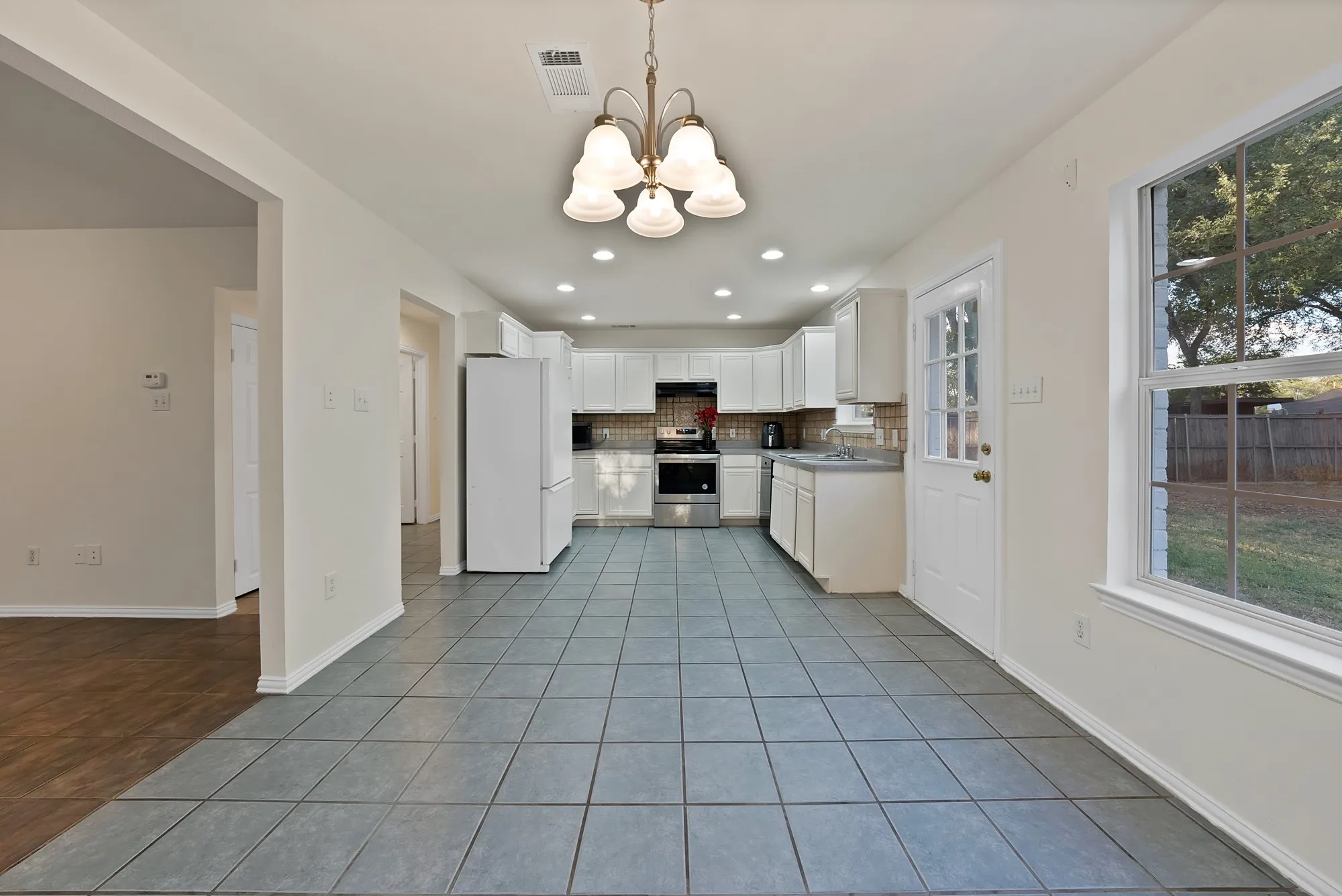 Single Family Residence For Sale in Dallas County , 3022 Canada Drive, Dallas, Texas 75212, 4 Bedroom, 2 Bathroom, 2 Garage spaces, 1,622 Sqft, built in 2005, mls#21389319, Real Estate Agent in Dallas, Homes For Sale in Dallas county, Homes For Sale in Dallas, Realtor in Dallas Texas, Real Estate Brokerage Independent Realty Texas, Luminita Cordes Realtor