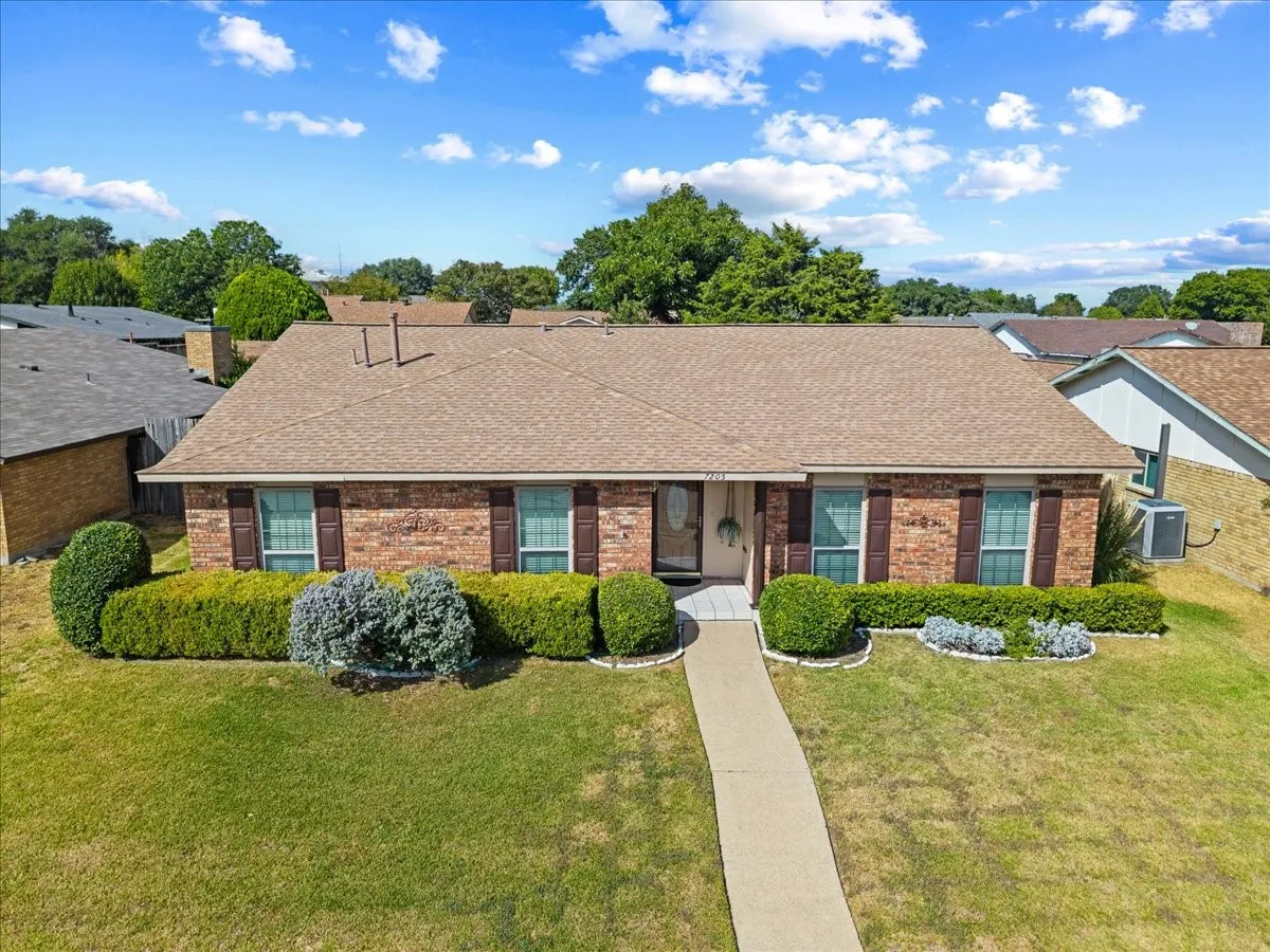 Single Family Residence For Sale in Dallas County , 7205 Cloverglen Drive, Dallas, Texas 75249, 4 Bedroom, 2 Bathroom, 2 Garage spaces, 2,102 Sqft, built in 1978, mls#21388674, Real Estate Agent in Dallas, Homes For Sale in Dallas county, Homes For Sale in Dallas, Realtor in Dallas Texas, Real Estate Brokerage Independent Realty Texas, Luminita Cordes Realtor