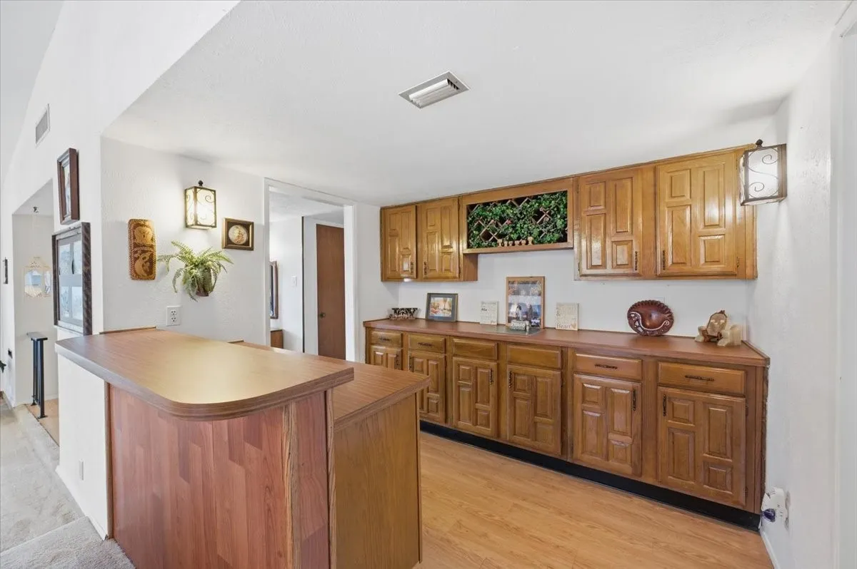 Single Family Residence For Sale in Dallas County , 7205 Cloverglen Drive, Dallas, Texas 75249, 4 Bedroom, 2 Bathroom, 2 Garage spaces, 2,102 Sqft, built in 1978, mls#21388674, Real Estate Agent in Dallas, Homes For Sale in Dallas county, Homes For Sale in Dallas, Realtor in Dallas Texas, Real Estate Brokerage Independent Realty Texas, Luminita Cordes Realtor