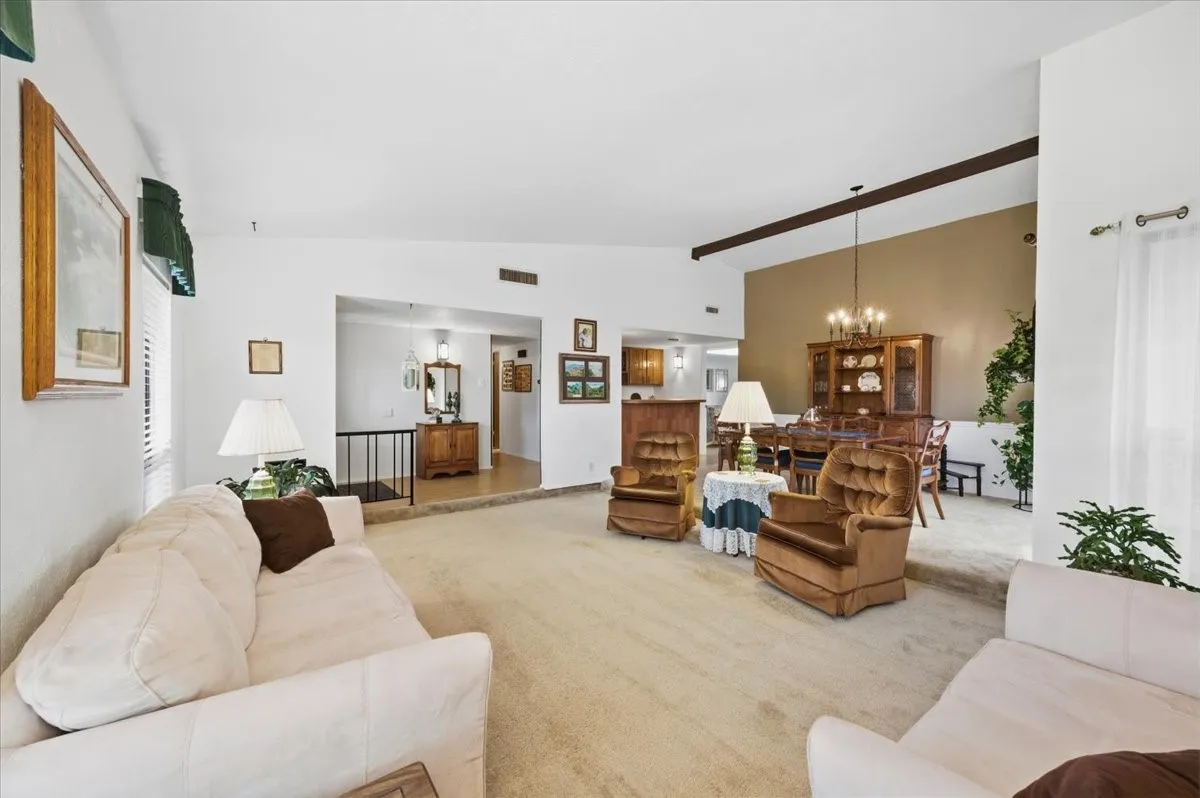 Single Family Residence For Sale in Dallas County , 7205 Cloverglen Drive, Dallas, Texas 75249, 4 Bedroom, 2 Bathroom, 2 Garage spaces, 2,102 Sqft, built in 1978, mls#21388674, Real Estate Agent in Dallas, Homes For Sale in Dallas county, Homes For Sale in Dallas, Realtor in Dallas Texas, Real Estate Brokerage Independent Realty Texas, Luminita Cordes Realtor