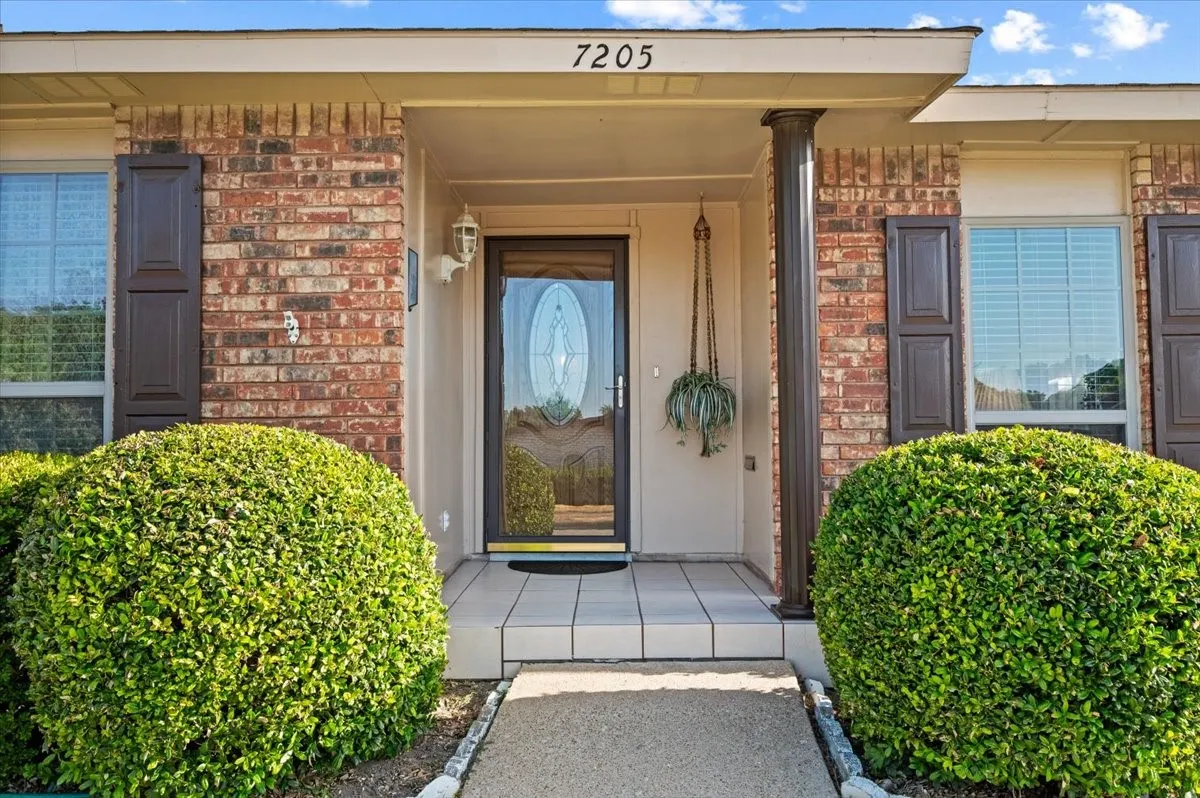Single Family Residence For Sale in Dallas County , 7205 Cloverglen Drive, Dallas, Texas 75249, 4 Bedroom, 2 Bathroom, 2 Garage spaces, 2,102 Sqft, built in 1978, mls#21388674, Real Estate Agent in Dallas, Homes For Sale in Dallas county, Homes For Sale in Dallas, Realtor in Dallas Texas, Real Estate Brokerage Independent Realty Texas, Luminita Cordes Realtor