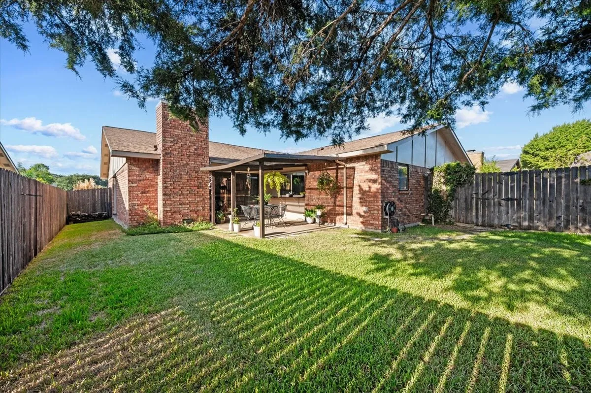 Single Family Residence For Sale in Dallas County , 7205 Cloverglen Drive, Dallas, Texas 75249, 4 Bedroom, 2 Bathroom, 2 Garage spaces, 2,102 Sqft, built in 1978, mls#21388674, Real Estate Agent in Dallas, Homes For Sale in Dallas county, Homes For Sale in Dallas, Realtor in Dallas Texas, Real Estate Brokerage Independent Realty Texas, Luminita Cordes Realtor