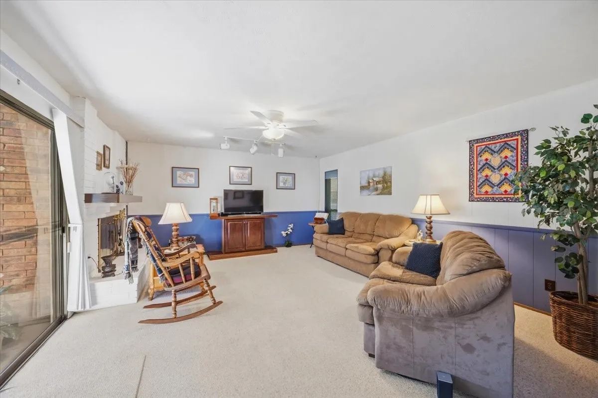 Single Family Residence For Sale in Dallas County , 7205 Cloverglen Drive, Dallas, Texas 75249, 4 Bedroom, 2 Bathroom, 2 Garage spaces, 2,102 Sqft, built in 1978, mls#21388674, Real Estate Agent in Dallas, Homes For Sale in Dallas county, Homes For Sale in Dallas, Realtor in Dallas Texas, Real Estate Brokerage Independent Realty Texas, Luminita Cordes Realtor