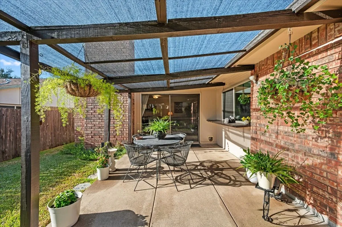 Single Family Residence For Sale in Dallas County , 7205 Cloverglen Drive, Dallas, Texas 75249, 4 Bedroom, 2 Bathroom, 2 Garage spaces, 2,102 Sqft, built in 1978, mls#21388674, Real Estate Agent in Dallas, Homes For Sale in Dallas county, Homes For Sale in Dallas, Realtor in Dallas Texas, Real Estate Brokerage Independent Realty Texas, Luminita Cordes Realtor