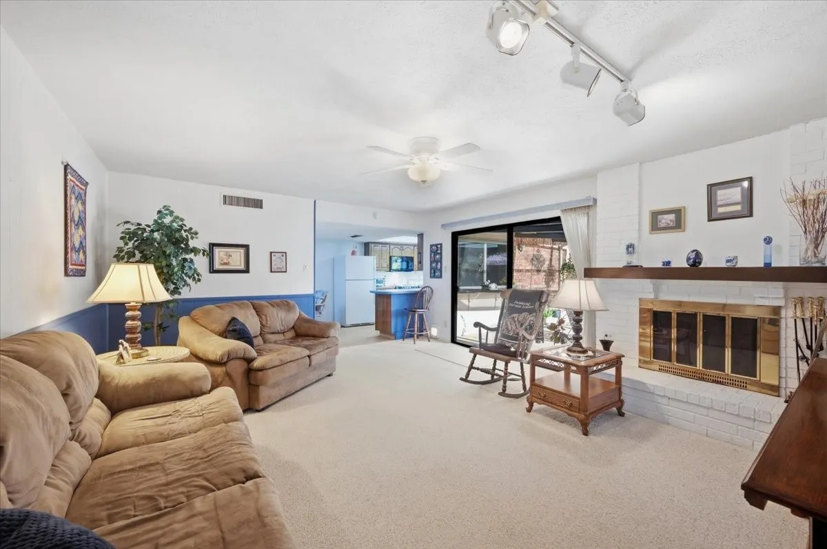 Single Family Residence For Sale in Dallas County , 7205 Cloverglen Drive, Dallas, Texas 75249, 4 Bedroom, 2 Bathroom, 2 Garage spaces, 2,102 Sqft, built in 1978, mls#21388674, Real Estate Agent in Dallas, Homes For Sale in Dallas county, Homes For Sale in Dallas, Realtor in Dallas Texas, Real Estate Brokerage Independent Realty Texas, Luminita Cordes Realtor