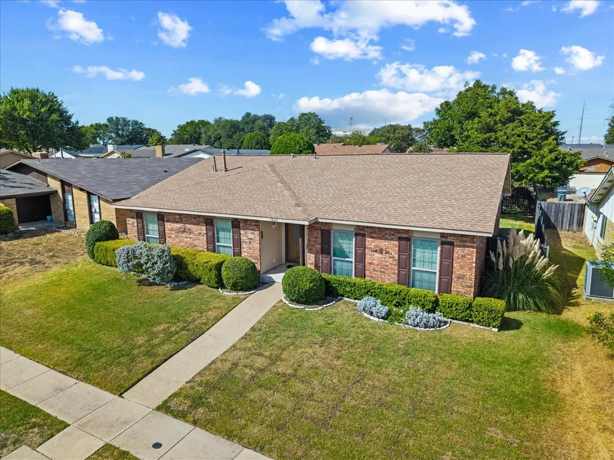 Single Family Residence For Sale in Dallas County , 7205 Cloverglen Drive, Dallas, Texas 75249, 4 Bedroom, 2 Bathroom, 2 Garage spaces, 2,102 Sqft, built in 1978, mls#21388674, Real Estate Agent in Dallas, Homes For Sale in Dallas county, Homes For Sale in Dallas, Realtor in Dallas Texas, Real Estate Brokerage Independent Realty Texas, Luminita Cordes Realtor