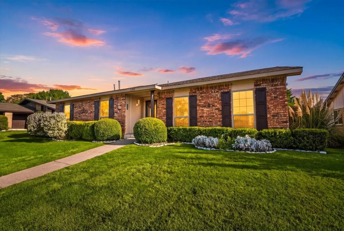 Single Family Residence For Sale in Dallas County , 7205 Cloverglen Drive, Dallas, Texas 75249, 4 Bedroom, 2 Bathroom, 2 Garage spaces, 2,102 Sqft, built in 1978, mls#21388674, Real Estate Agent in Dallas, Homes For Sale in Dallas county, Homes For Sale in Dallas, Realtor in Dallas Texas, Real Estate Brokerage Independent Realty Texas, Luminita Cordes Realtor