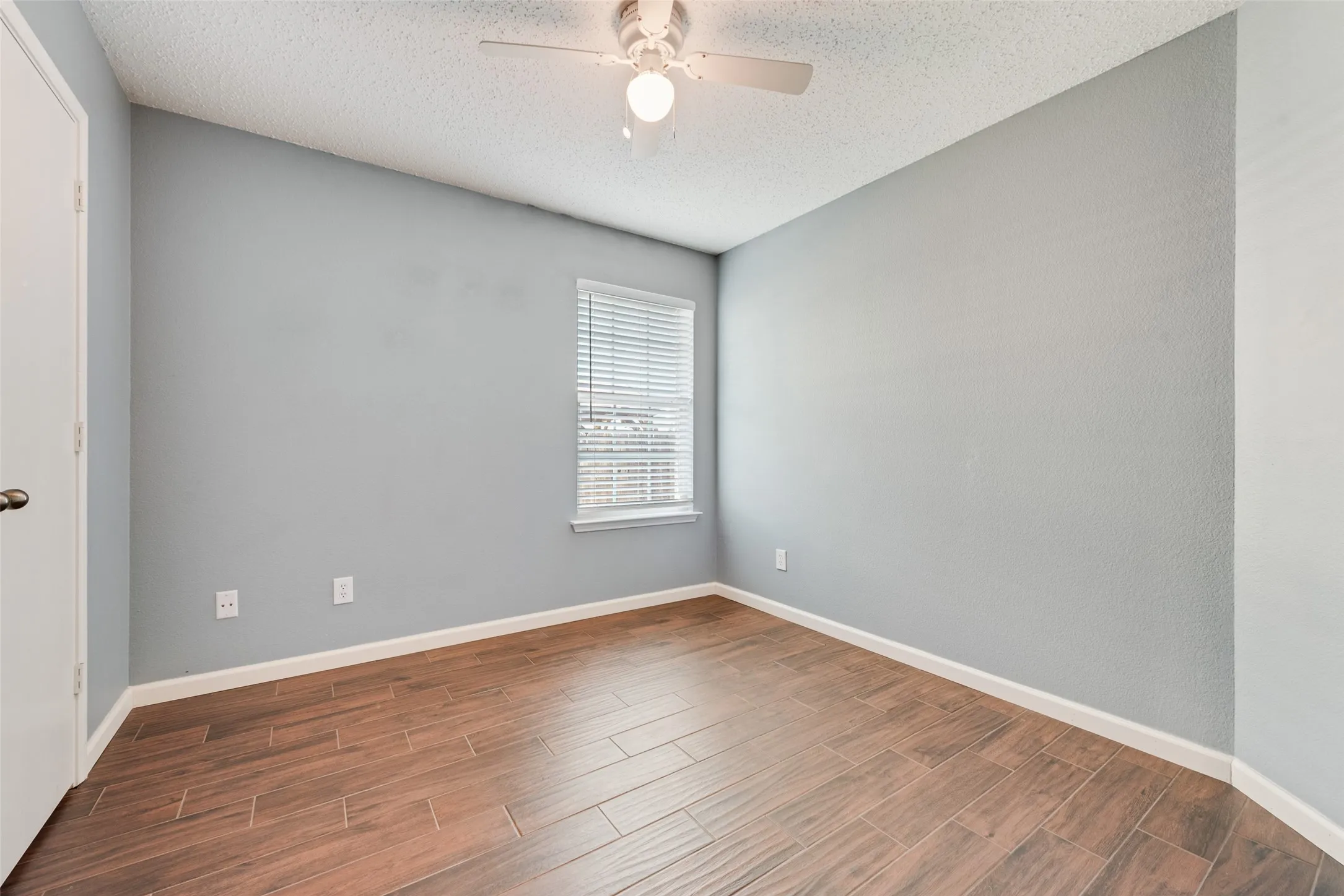Single Family Residence For Rent in Tarrant County , 2528 Big Spring Drive, Fort Worth, Texas 76120, 3 Bedroom, 2 Bathroom, 2 Garage spaces, 1,744 Sqft, built in 2003, mls#21389413, Real Estate Agent in Fort Worth, Homes For Rent in Tarrant county, Homes For Rent in Fort Worth, Realtor in Fort Worth Texas, Real Estate Brokerage Independent Realty Texas, Luminita Cordes Realtor