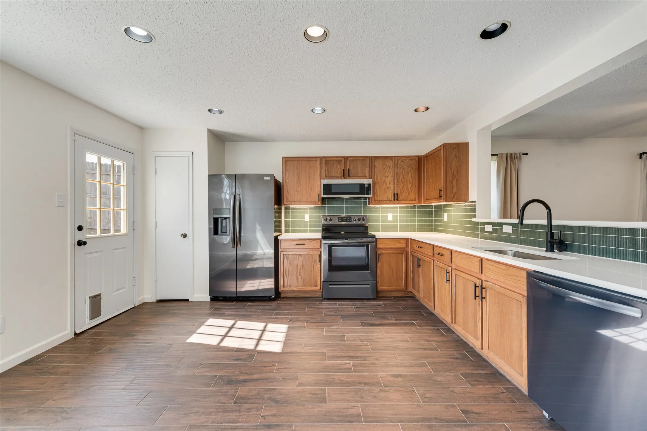 Single Family Residence For Rent in Tarrant County , 2528 Big Spring Drive, Fort Worth, Texas 76120, 3 Bedroom, 2 Bathroom, 2 Garage spaces, 1,744 Sqft, built in 2003, mls#21389413, Real Estate Agent in Fort Worth, Homes For Rent in Tarrant county, Homes For Rent in Fort Worth, Realtor in Fort Worth Texas, Real Estate Brokerage Independent Realty Texas, Luminita Cordes Realtor