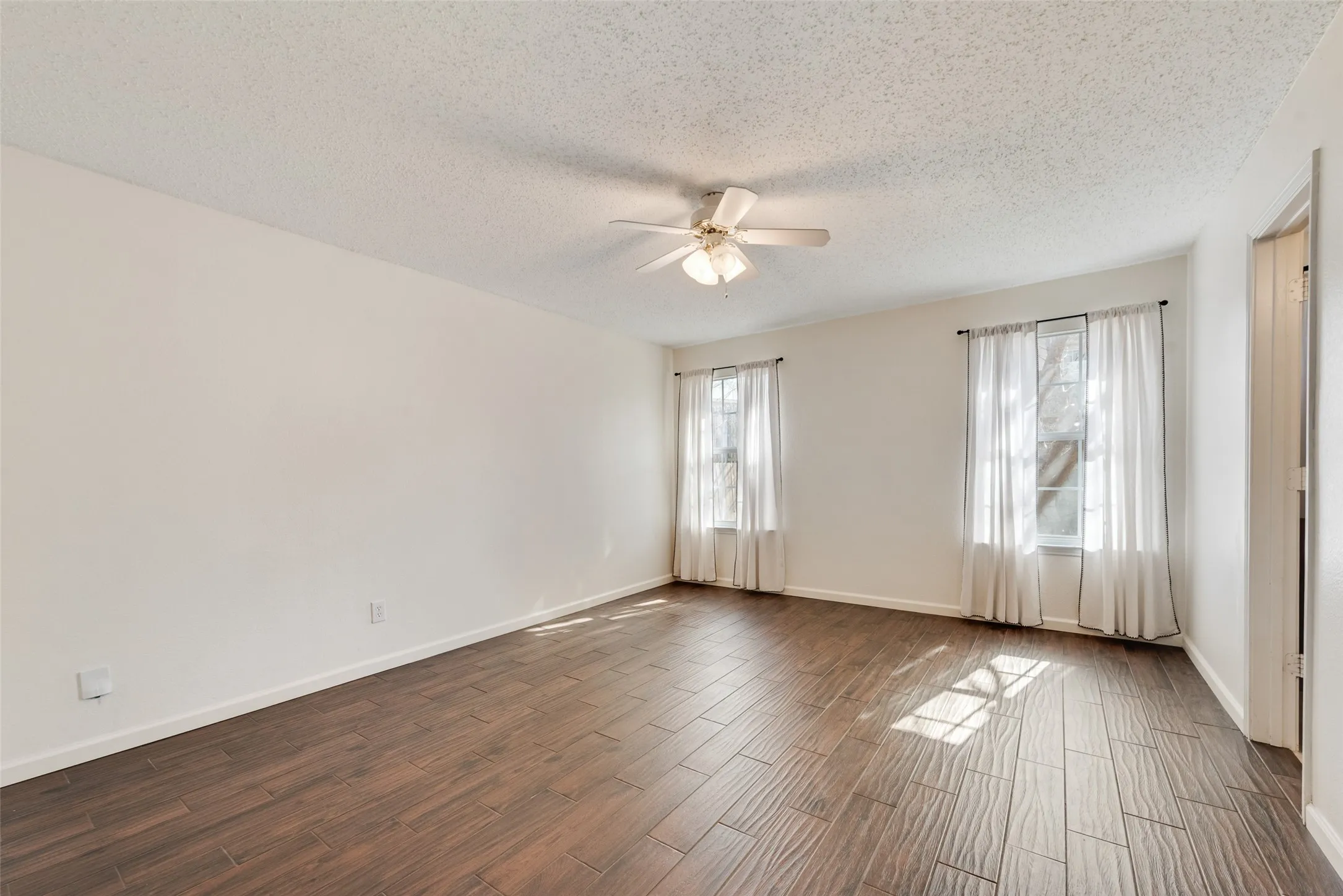 Single Family Residence For Rent in Tarrant County , 2528 Big Spring Drive, Fort Worth, Texas 76120, 3 Bedroom, 2 Bathroom, 2 Garage spaces, 1,744 Sqft, built in 2003, mls#21389413, Real Estate Agent in Fort Worth, Homes For Rent in Tarrant county, Homes For Rent in Fort Worth, Realtor in Fort Worth Texas, Real Estate Brokerage Independent Realty Texas, Luminita Cordes Realtor