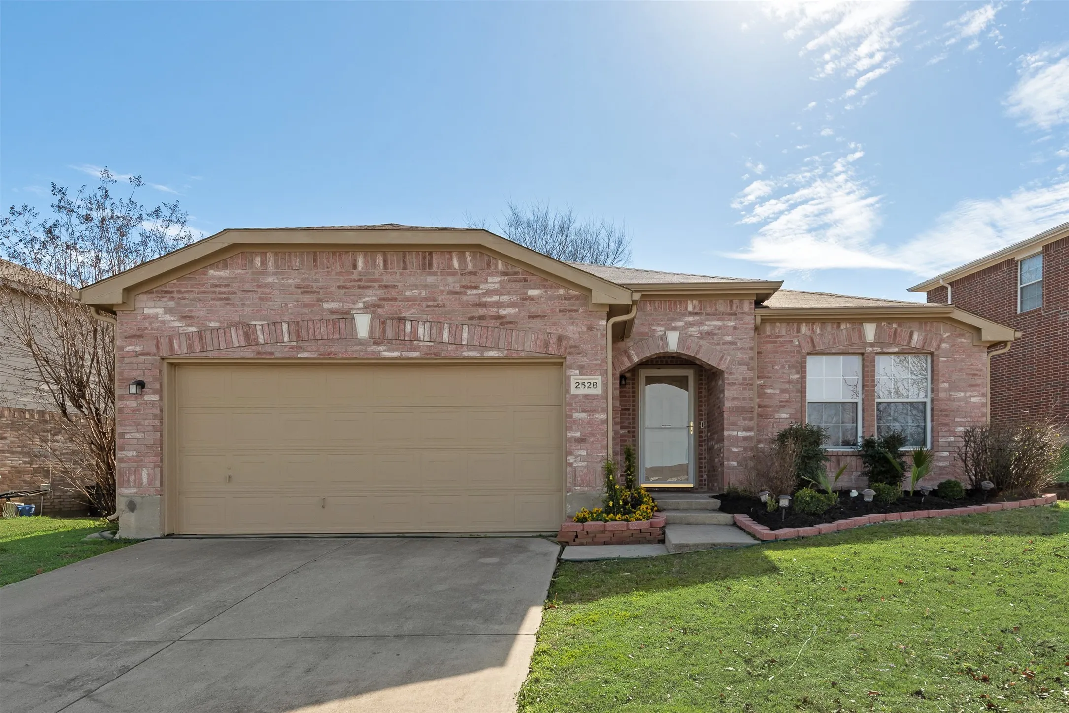 Single Family Residence For Rent in Tarrant County , 2528 Big Spring Drive, Fort Worth, Texas 76120, 3 Bedroom, 2 Bathroom, 2 Garage spaces, 1,744 Sqft, built in 2003, mls#21389413, Real Estate Agent in Fort Worth, Homes For Rent in Tarrant county, Homes For Rent in Fort Worth, Realtor in Fort Worth Texas, Real Estate Brokerage Independent Realty Texas, Luminita Cordes Realtor