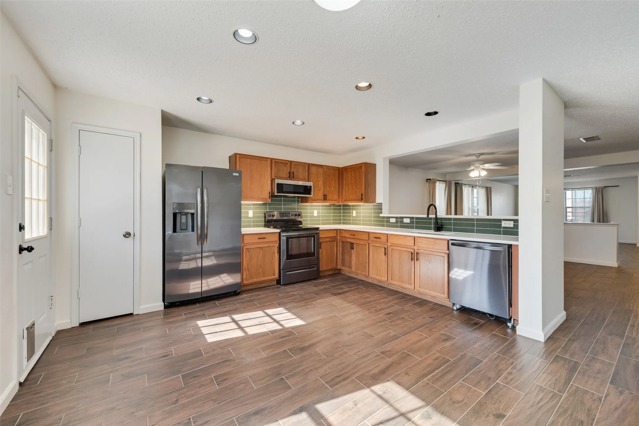 Single Family Residence For Rent in Tarrant County , 2528 Big Spring Drive, Fort Worth, Texas 76120, 3 Bedroom, 2 Bathroom, 2 Garage spaces, 1,744 Sqft, built in 2003, mls#21389413, Real Estate Agent in Fort Worth, Homes For Rent in Tarrant county, Homes For Rent in Fort Worth, Realtor in Fort Worth Texas, Real Estate Brokerage Independent Realty Texas, Luminita Cordes Realtor