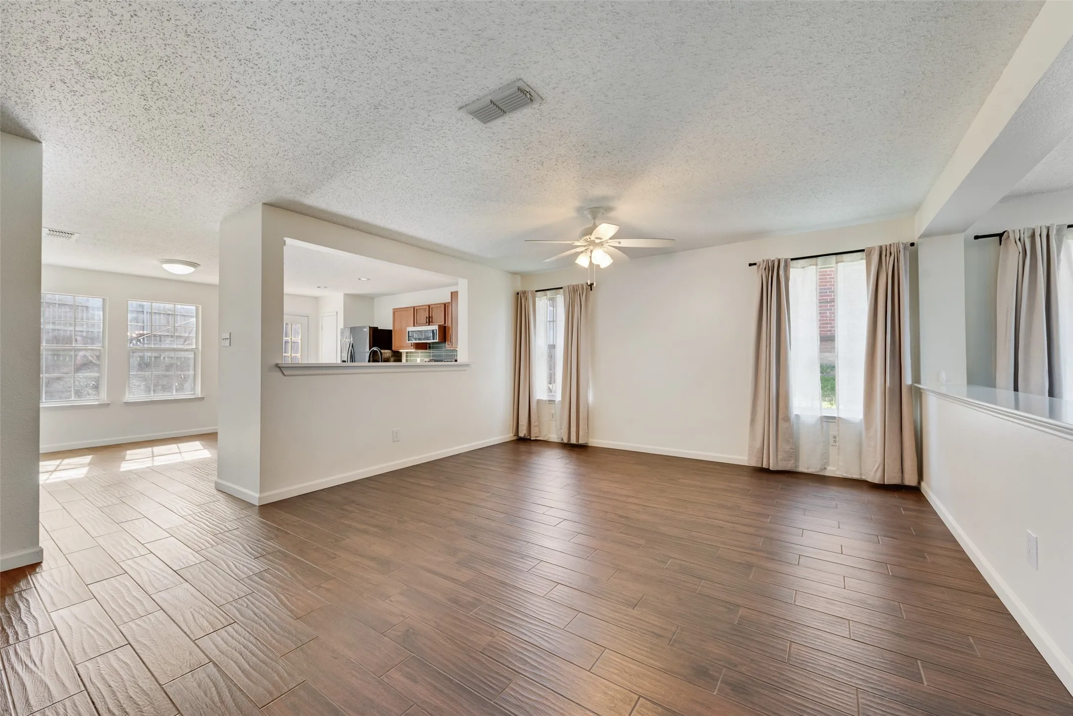 Single Family Residence For Rent in Tarrant County , 2528 Big Spring Drive, Fort Worth, Texas 76120, 3 Bedroom, 2 Bathroom, 2 Garage spaces, 1,744 Sqft, built in 2003, mls#21389413, Real Estate Agent in Fort Worth, Homes For Rent in Tarrant county, Homes For Rent in Fort Worth, Realtor in Fort Worth Texas, Real Estate Brokerage Independent Realty Texas, Luminita Cordes Realtor