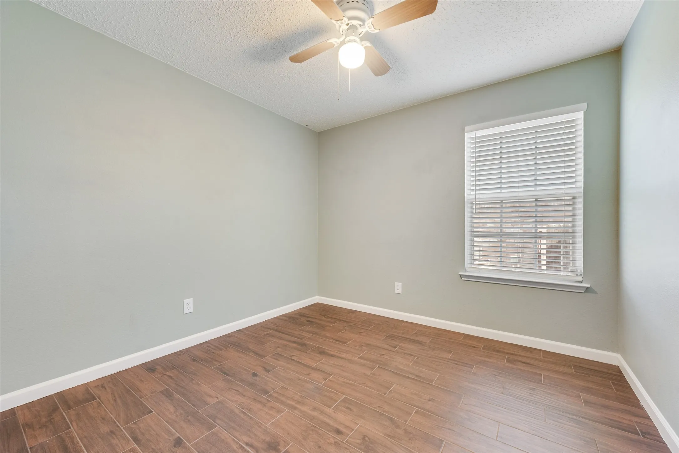 Single Family Residence For Rent in Tarrant County , 2528 Big Spring Drive, Fort Worth, Texas 76120, 3 Bedroom, 2 Bathroom, 2 Garage spaces, 1,744 Sqft, built in 2003, mls#21389413, Real Estate Agent in Fort Worth, Homes For Rent in Tarrant county, Homes For Rent in Fort Worth, Realtor in Fort Worth Texas, Real Estate Brokerage Independent Realty Texas, Luminita Cordes Realtor