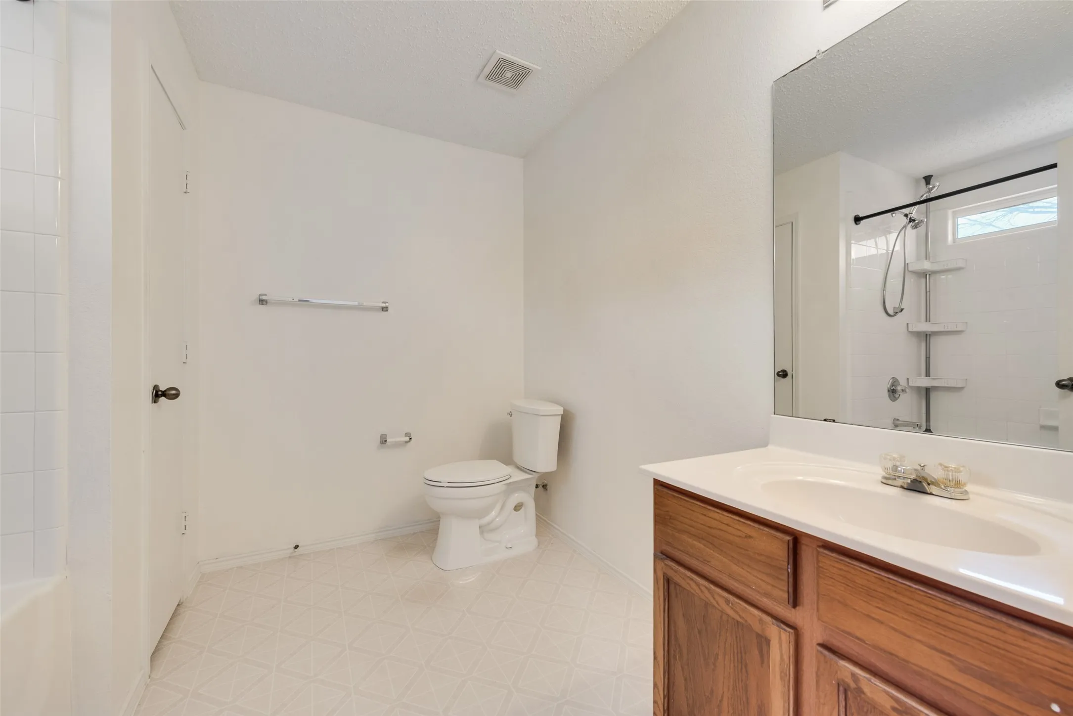Single Family Residence For Rent in Tarrant County , 2528 Big Spring Drive, Fort Worth, Texas 76120, 3 Bedroom, 2 Bathroom, 2 Garage spaces, 1,744 Sqft, built in 2003, mls#21389413, Real Estate Agent in Fort Worth, Homes For Rent in Tarrant county, Homes For Rent in Fort Worth, Realtor in Fort Worth Texas, Real Estate Brokerage Independent Realty Texas, Luminita Cordes Realtor