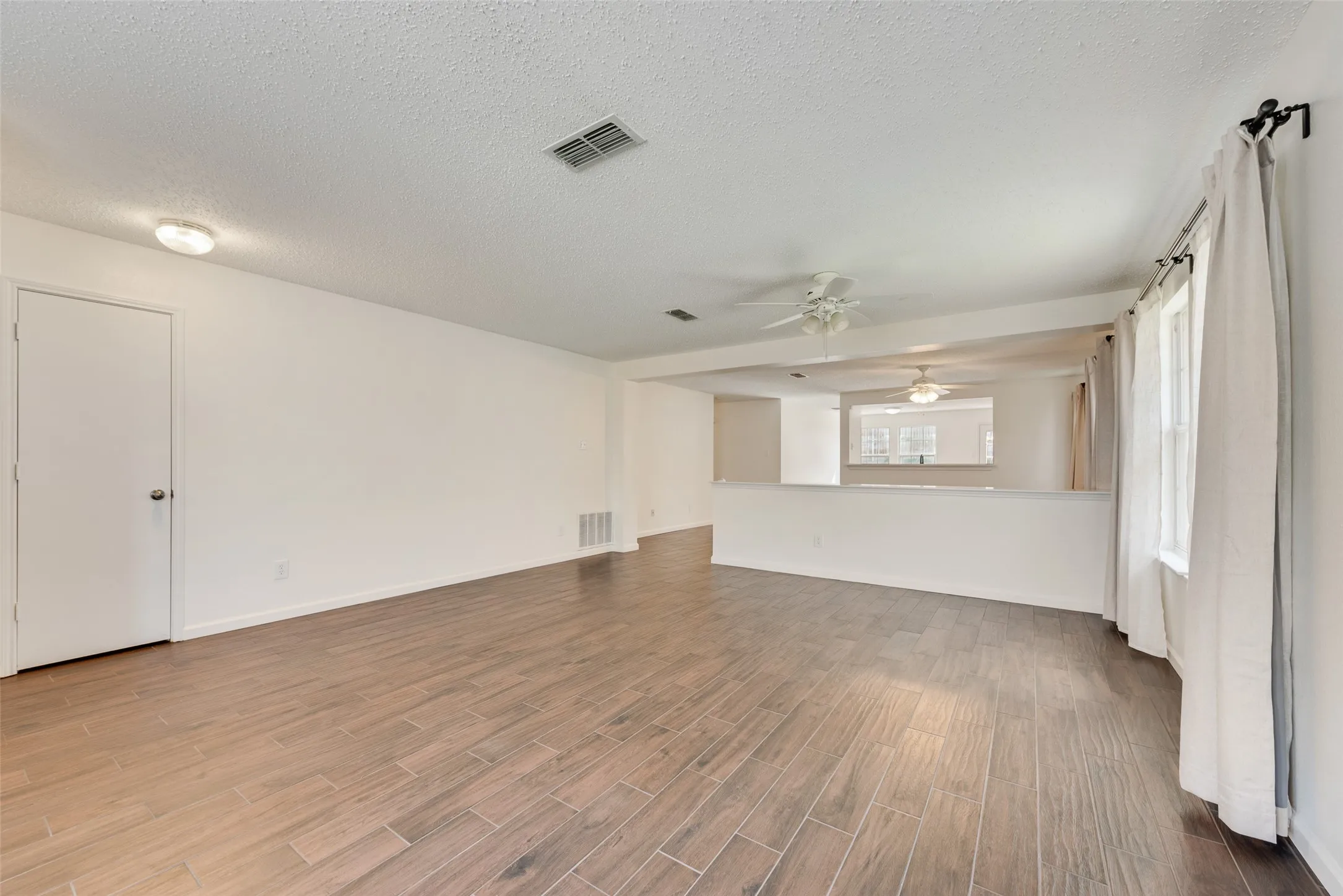 Single Family Residence For Rent in Tarrant County , 2528 Big Spring Drive, Fort Worth, Texas 76120, 3 Bedroom, 2 Bathroom, 2 Garage spaces, 1,744 Sqft, built in 2003, mls#21389413, Real Estate Agent in Fort Worth, Homes For Rent in Tarrant county, Homes For Rent in Fort Worth, Realtor in Fort Worth Texas, Real Estate Brokerage Independent Realty Texas, Luminita Cordes Realtor
