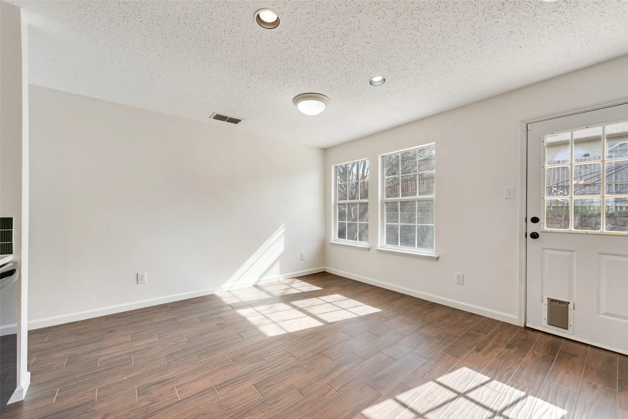 Single Family Residence For Rent in Tarrant County , 2528 Big Spring Drive, Fort Worth, Texas 76120, 3 Bedroom, 2 Bathroom, 2 Garage spaces, 1,744 Sqft, built in 2003, mls#21389413, Real Estate Agent in Fort Worth, Homes For Rent in Tarrant county, Homes For Rent in Fort Worth, Realtor in Fort Worth Texas, Real Estate Brokerage Independent Realty Texas, Luminita Cordes Realtor