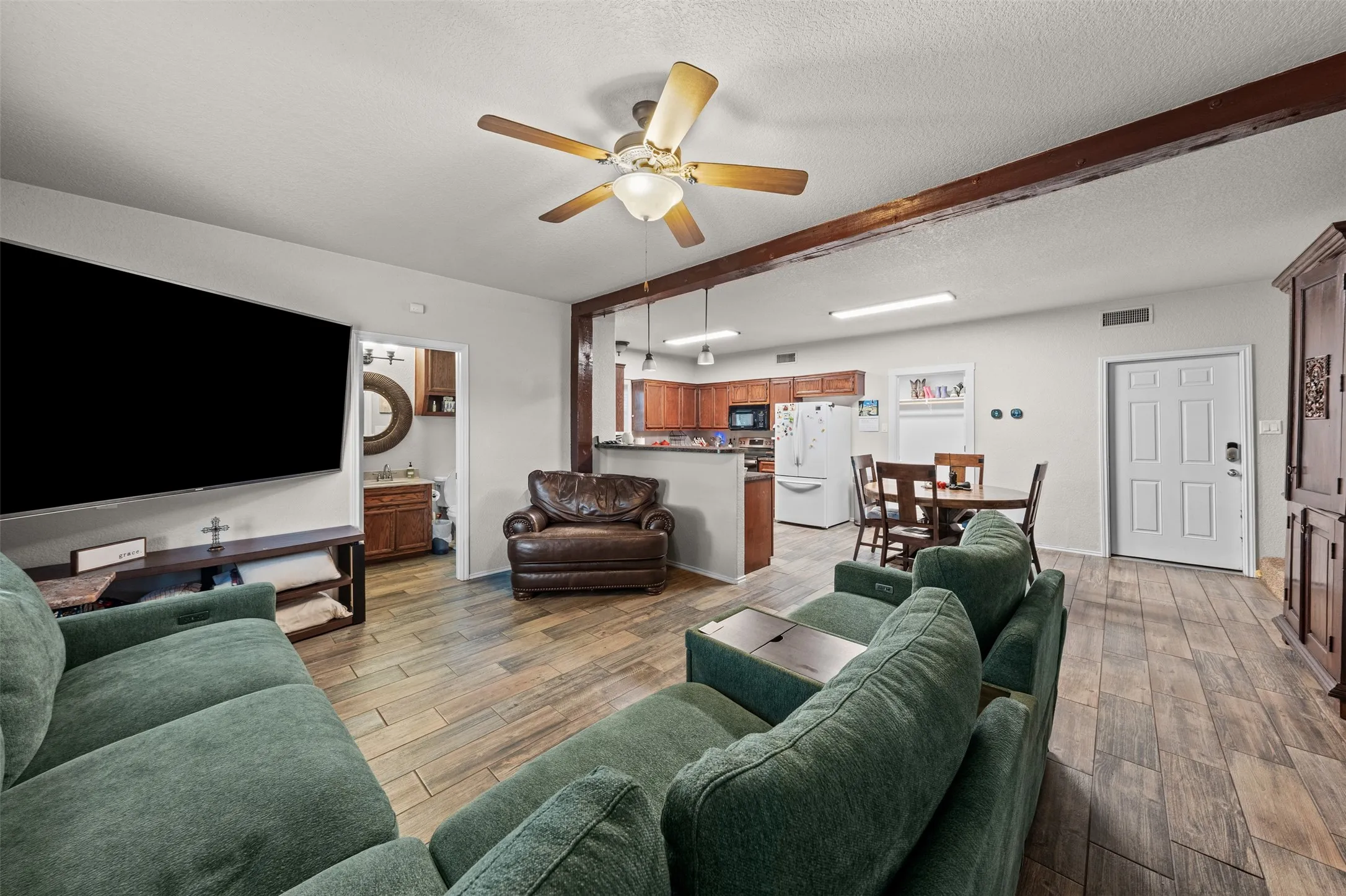 Single Family Residence For Sale in Bell County , 6605 Tollbridge Road, Belton, Texas 76513, 11 Bedroom, 9 Bathroom, 3 Garage spaces, 7,721 Sqft, built in 2009, mls#21387217, Real Estate Agent in Belton, Homes For Sale in Bell county, Homes For Sale in Belton, Realtor in Belton Texas, Real Estate Brokerage Independent Realty Texas, Luminita Cordes Realtor