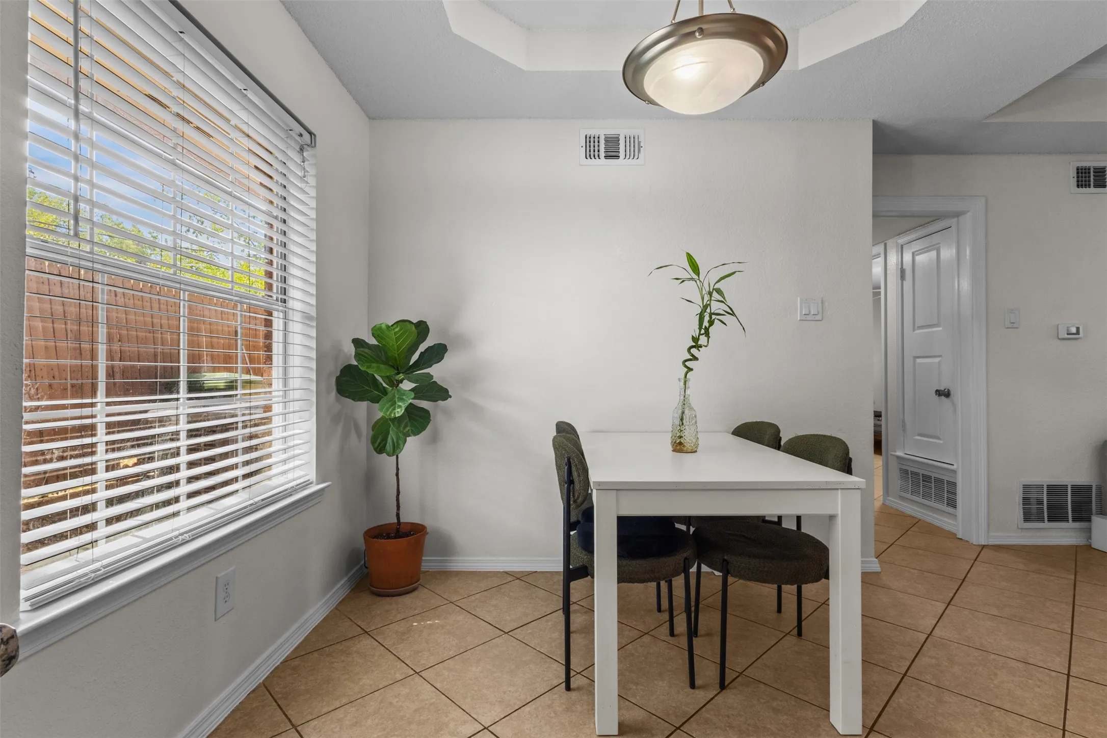 Single Family Residence For Sale in Dallas County , 523 Glen Cove Street, Seagoville, Texas 75159, 3 Bedroom, 2 Bathroom, 1 Garage spaces, 1,217 Sqft, built in 1992, mls#21389467, Real Estate Agent in Seagoville, Homes For Sale in Dallas county, Homes For Sale in Seagoville, Realtor in Seagoville Texas, Real Estate Brokerage Independent Realty Texas, Luminita Cordes Realtor