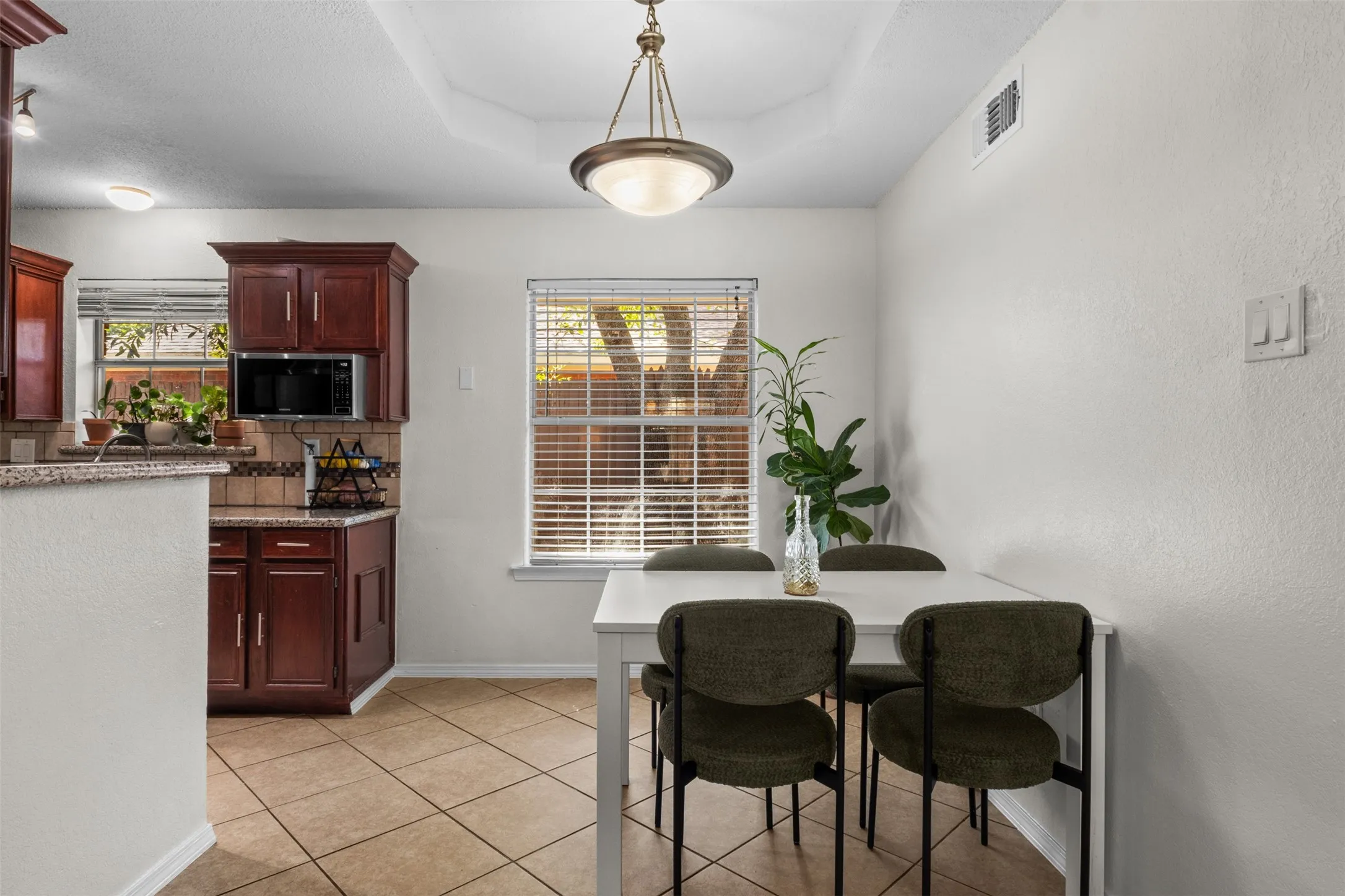 Single Family Residence For Sale in Dallas County , 523 Glen Cove Street, Seagoville, Texas 75159, 3 Bedroom, 2 Bathroom, 1 Garage spaces, 1,217 Sqft, built in 1992, mls#21389467, Real Estate Agent in Seagoville, Homes For Sale in Dallas county, Homes For Sale in Seagoville, Realtor in Seagoville Texas, Real Estate Brokerage Independent Realty Texas, Luminita Cordes Realtor