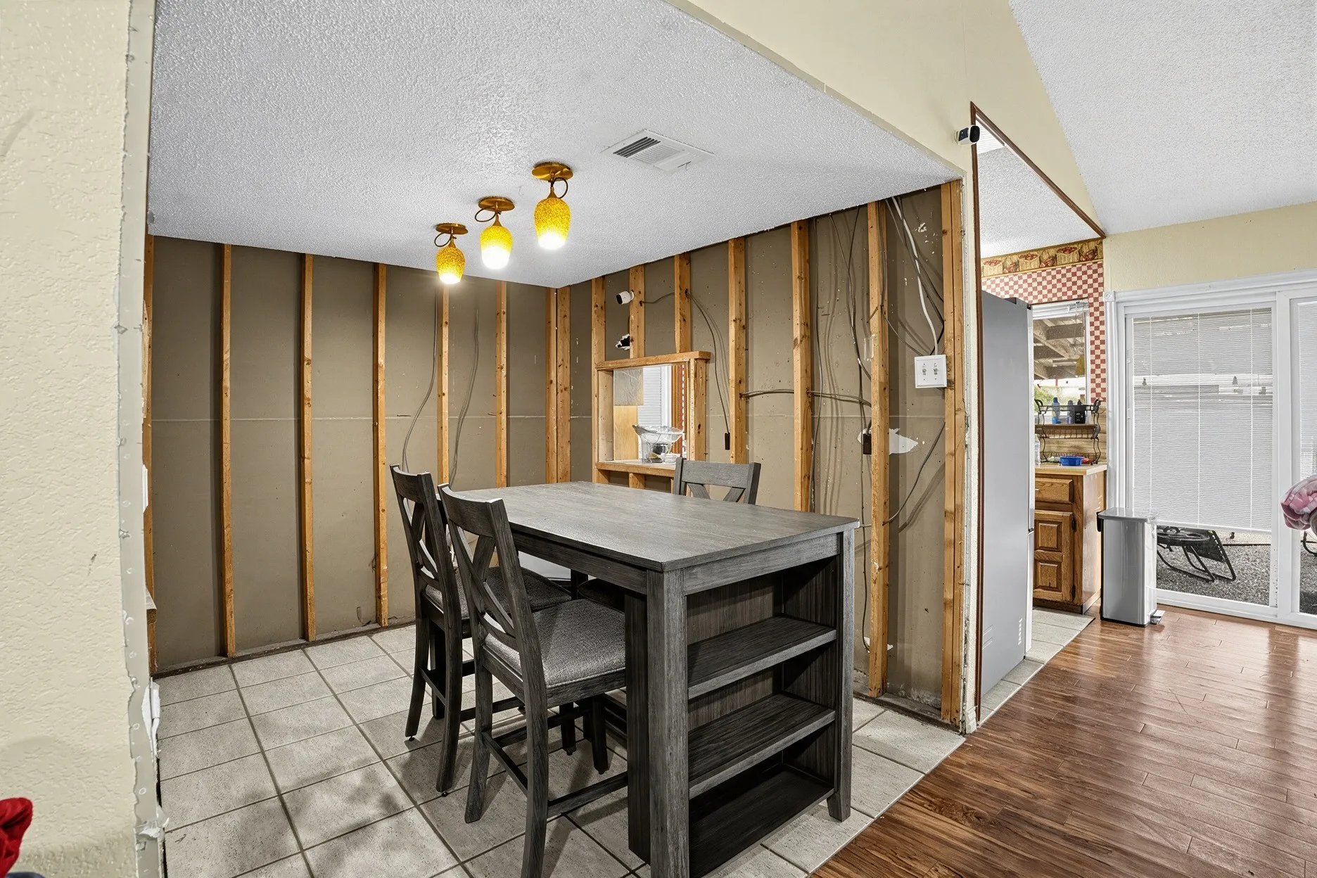 Single Family Residence For Sale in Mc Lennan County , 110 Kingsbury Way, Hewitt, Texas 76643, 3 Bedroom, 2 Bathroom, 2 Garage spaces, 1,883 Sqft, built in 1978, mls#21388638, Real Estate Agent in Hewitt, Homes For Sale in Mc Lennan county, Homes For Sale in Hewitt, Realtor in Hewitt Texas, Real Estate Brokerage Independent Realty Texas, Luminita Cordes Realtor