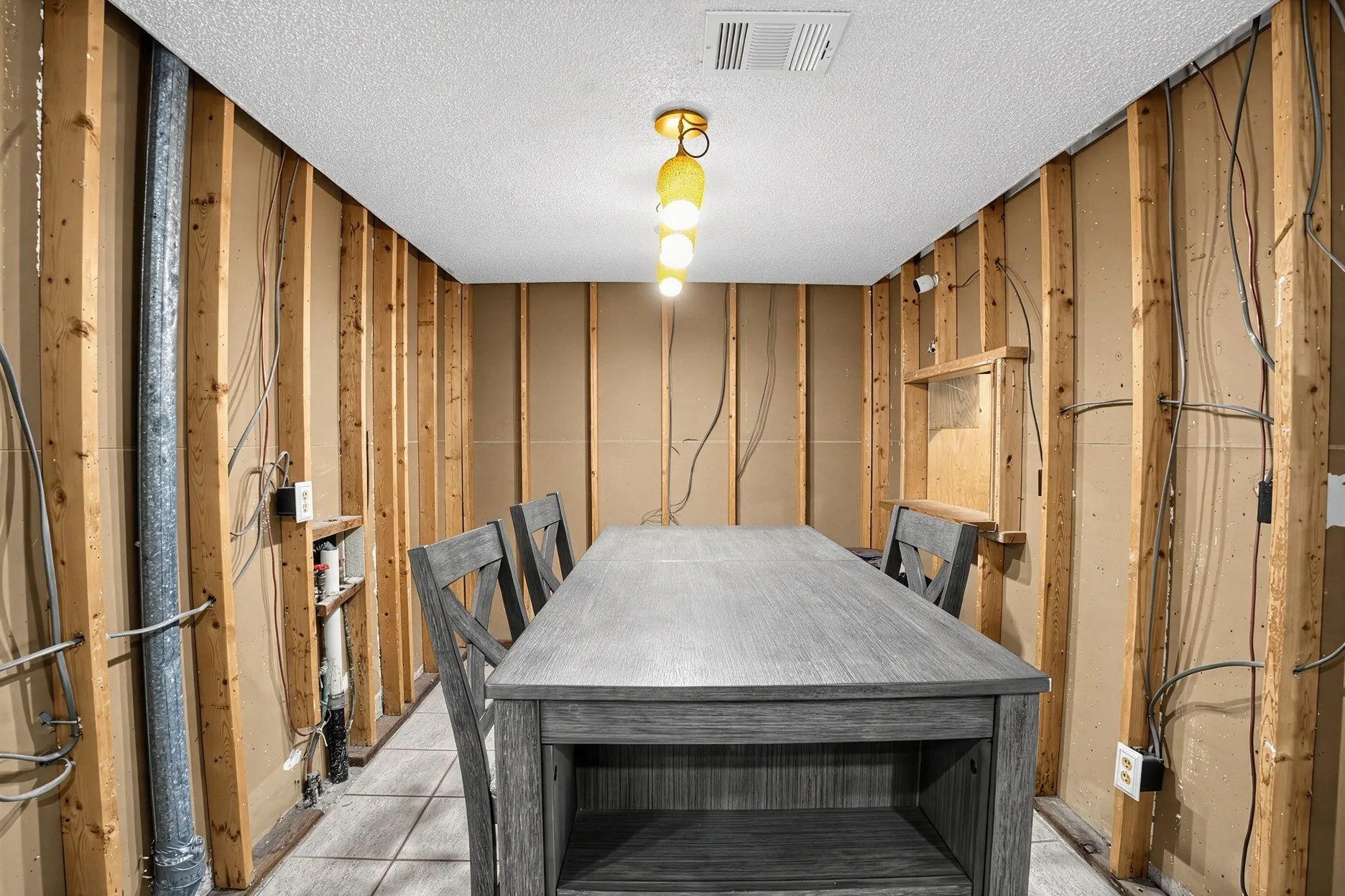 Single Family Residence For Sale in Mc Lennan County , 110 Kingsbury Way, Hewitt, Texas 76643, 3 Bedroom, 2 Bathroom, 2 Garage spaces, 1,883 Sqft, built in 1978, mls#21388638, Real Estate Agent in Hewitt, Homes For Sale in Mc Lennan county, Homes For Sale in Hewitt, Realtor in Hewitt Texas, Real Estate Brokerage Independent Realty Texas, Luminita Cordes Realtor