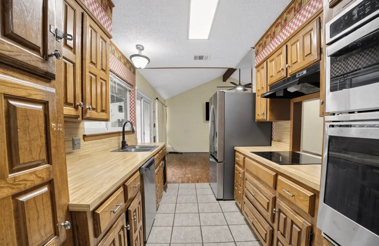 Single Family Residence For Sale in Mc Lennan County , 110 Kingsbury Way, Hewitt, Texas 76643, 3 Bedroom, 2 Bathroom, 2 Garage spaces, 1,883 Sqft, built in 1978, mls#21388638, Real Estate Agent in Hewitt, Homes For Sale in Mc Lennan county, Homes For Sale in Hewitt, Realtor in Hewitt Texas, Real Estate Brokerage Independent Realty Texas, Luminita Cordes Realtor