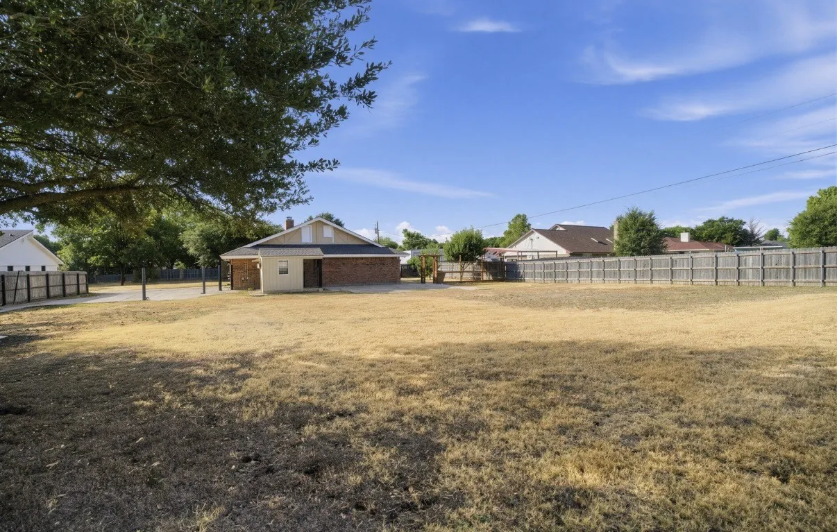 Single Family Residence For Sale in Mc Lennan County , 110 Kingsbury Way, Hewitt, Texas 76643, 3 Bedroom, 2 Bathroom, 2 Garage spaces, 1,883 Sqft, built in 1978, mls#21388638, Real Estate Agent in Hewitt, Homes For Sale in Mc Lennan county, Homes For Sale in Hewitt, Realtor in Hewitt Texas, Real Estate Brokerage Independent Realty Texas, Luminita Cordes Realtor